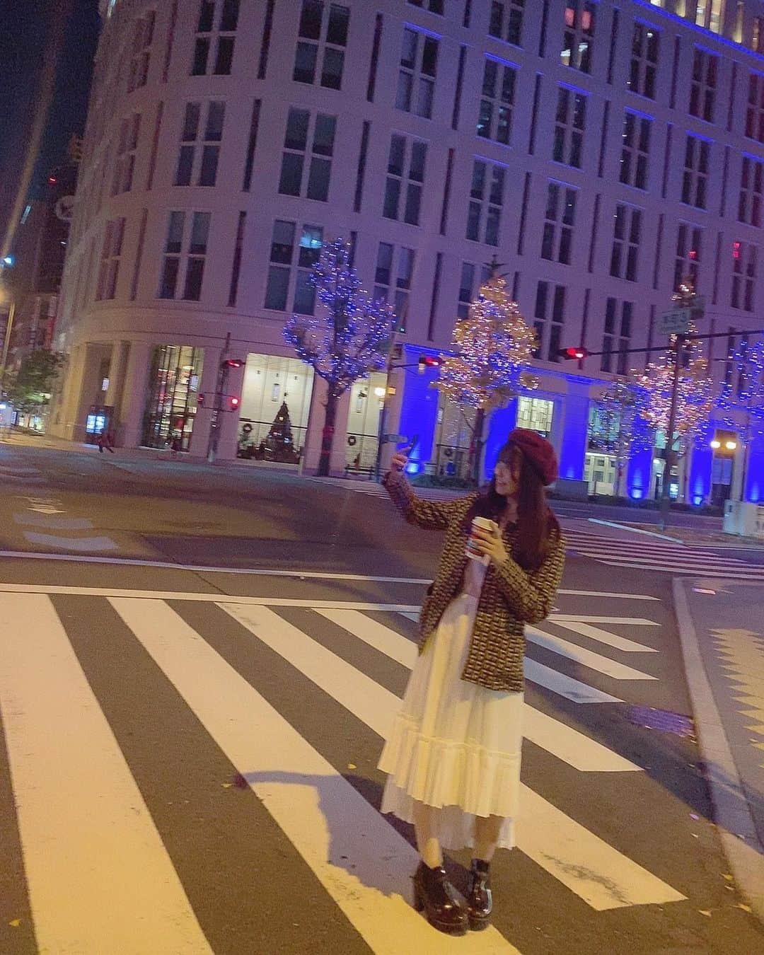 本郷柚巴のインスタグラム：「まだ少し暖かい💓  でも後ひと月でクリスマス🎅🏻 一年早いよね🥺  私の17歳も後2ヶ月ないのですが…  #髪の毛は染めてません #starbucks #古着 #古着女子」