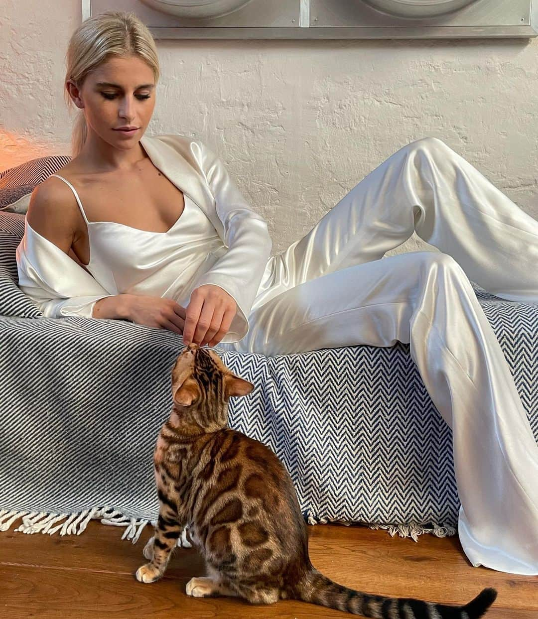 キャロライン・ダウルさんのインスタグラム写真 - (キャロライン・ダウルInstagram)「Elio had trouble keeping his paws off my @galvanlondon london silksuit but I don't blame him 🐾 Anzeige」11月24日 0時28分 - carodaur