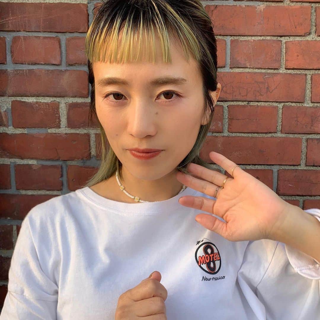 小松美緒のインスタグラム：「まえがみは　 いつも短く、それが心地良くて　 ぜんぜん伸ばせません。　  うすーくなってきた緑color🐸🦖🦎」