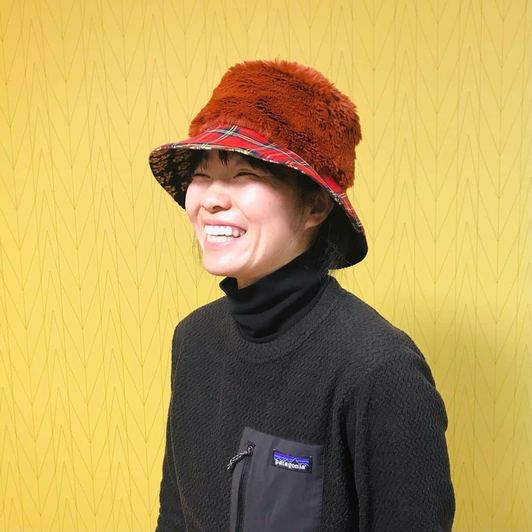 中村涼子さんのインスタグラム写真 - (中村涼子Instagram)「イモトさん可愛いウェッウェッ😭😭 イモトさん、この形の帽子のための頭の形と言っても仕方ないくらい似合います🎩  四面赤チェック✖️一面モコモコ 🔁 四面ブラック✖️一面小花柄  にしてみました😆  カラリバ帽(カラフルリバーシブル帽子) と、仮名前ありましたが、  「ワタシだけの帽子」 とか 「駄菓子屋さんで好きなもの選んでたときのように自分の好きを思い出す帽子」 とか  名前はまだフヨフヨしているのでした🗣  #手作り帽子」11月24日 0時29分 - nakamuraryoko56