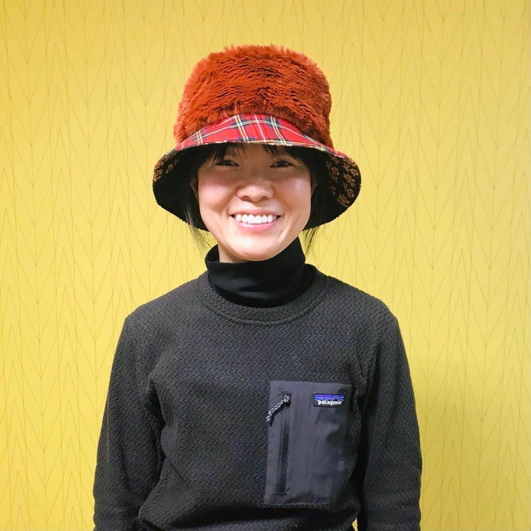 中村涼子さんのインスタグラム写真 - (中村涼子Instagram)「イモトさん可愛いウェッウェッ😭😭 イモトさん、この形の帽子のための頭の形と言っても仕方ないくらい似合います🎩  四面赤チェック✖️一面モコモコ 🔁 四面ブラック✖️一面小花柄  にしてみました😆  カラリバ帽(カラフルリバーシブル帽子) と、仮名前ありましたが、  「ワタシだけの帽子」 とか 「駄菓子屋さんで好きなもの選んでたときのように自分の好きを思い出す帽子」 とか  名前はまだフヨフヨしているのでした🗣  #手作り帽子」11月24日 0時29分 - nakamuraryoko56