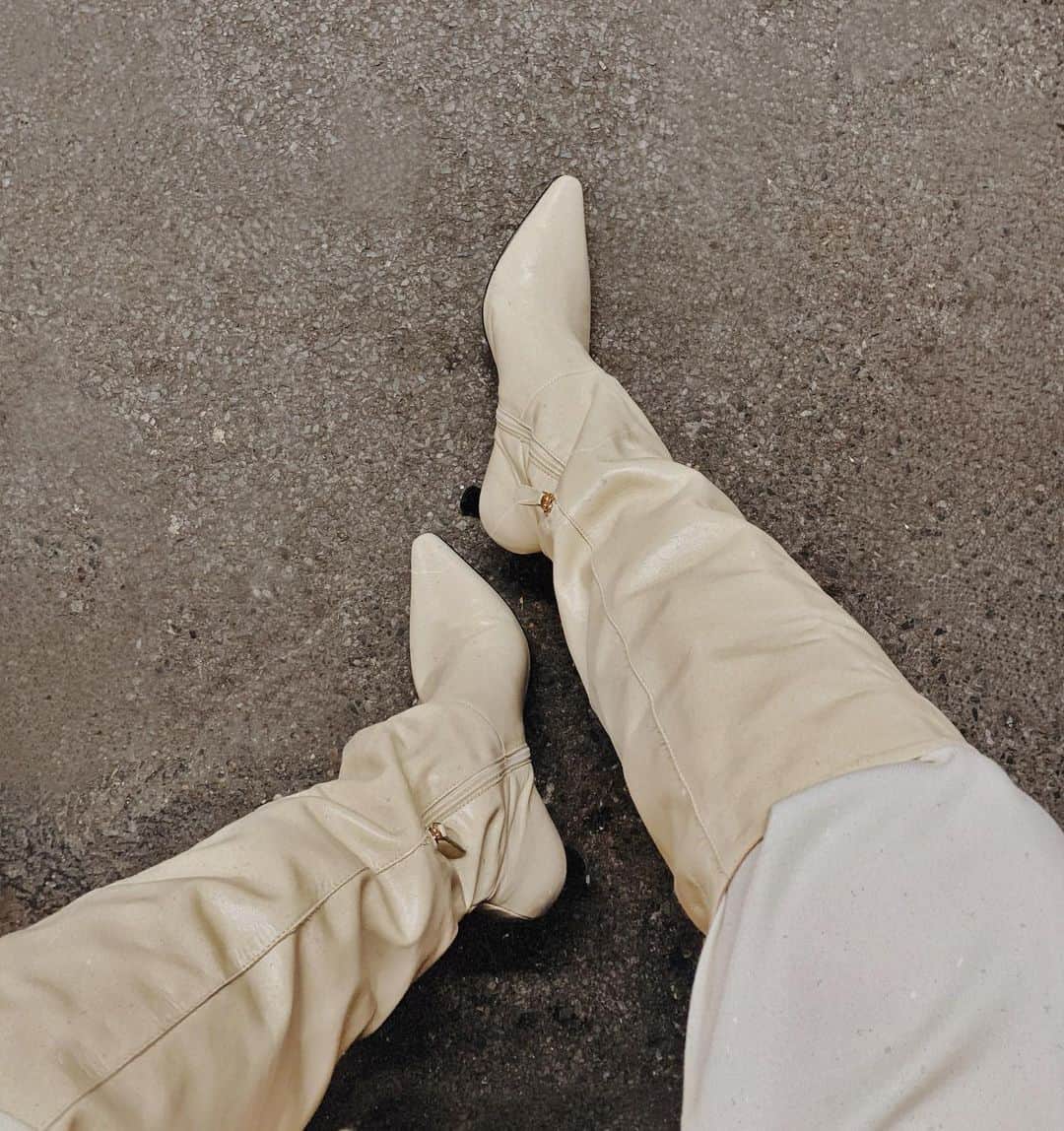 JANICE JOOSTEMAさんのインスタグラム写真 - (JANICE JOOSTEMAInstagram)「These boots are made for walking 👢  @revolve @rayethelabel   http://liketk.it/31V6F #liketkit @liketoknow.it」11月24日 0時31分 - janicejoostemaa