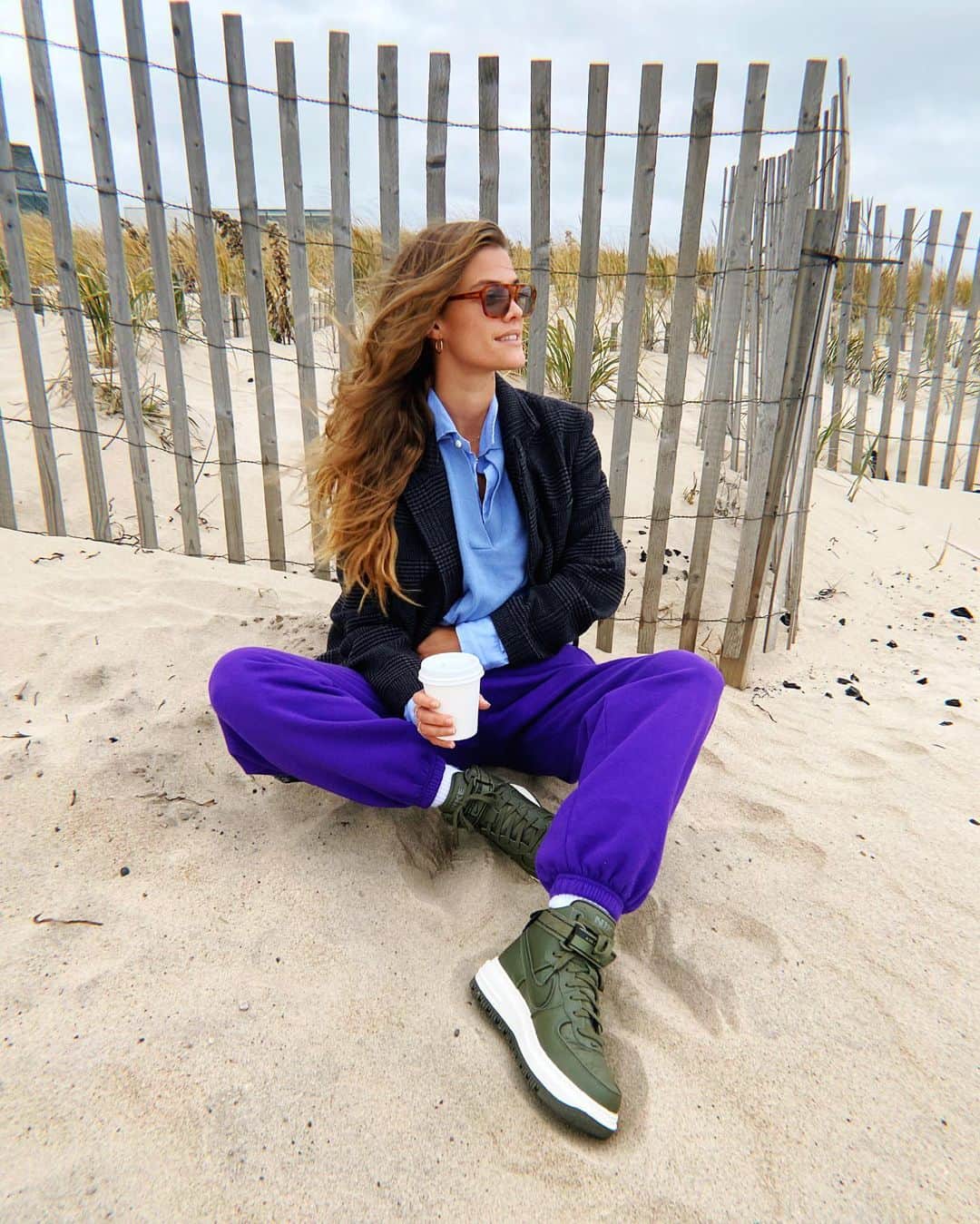 ニーナ・アグダルのインスタグラム：「I’m not saying I miss finding sand in weird places but I’m also not saying I don’t.」
