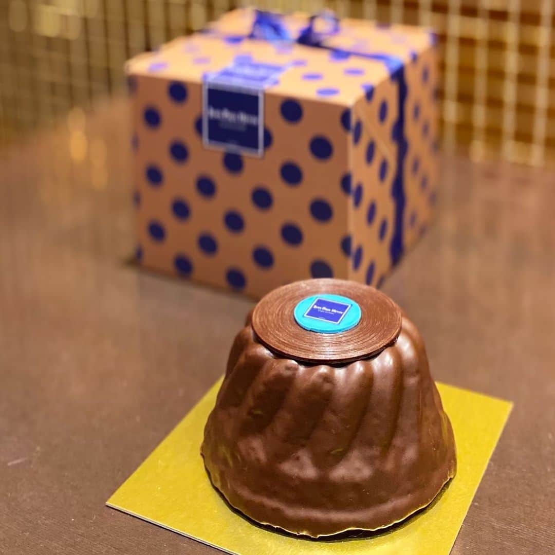 市川歩美のインスタグラム：「ジャン＝ポール・エヴァンのクリスマス限定のショコラのクグロフです。  今年はレコードがモチーフになっていておしゃれ。音楽好きな方でチョコ好きな方はスマッシュヒットですね✨✨  くわしくはチョコレートジャーナルの記事に書きました💕  https://chocolatejournal.fun/archives/2020-11-11.html  #ilovechocolate  #chocolat #chocolatelovers  #chocolate #チョコレート #チョコレート大好き #チョコレート好き #ショコラ #チョコレート好きと繋がりたい #チョコレートケーキ #カカオ #クグロフ #クグロフショコラ #ジャンポールエヴァン #クリスマススイーツ #クリスマス2020」