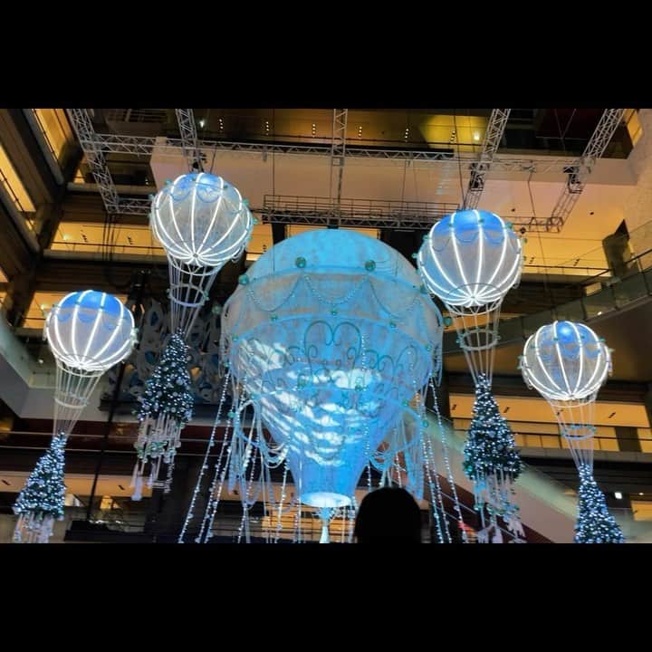 shinichi38のインスタグラム：「﻿ Winter Voyage❄️﻿ ﻿ ﻿ 今年もグランフロント大阪で﻿ イルミネーションが始まりました✨﻿ なんだかこの時期はウキウキしますね🎅﻿ フォトコンテストも開催しているので﻿ 皆んなも撮影して参加しちゃいましょう💫﻿ 詳しくは @grand.front.osaka ﻿ ​https://www.grandfront-osaka.jp/xmas2020/ ﻿ から見てね🎄﻿ ﻿ ﻿ #グランフロント大阪﻿ #クリスマス﻿ #グランフロントクリスマス﻿ #イルミネーション #シャンパンゴールド #PR」