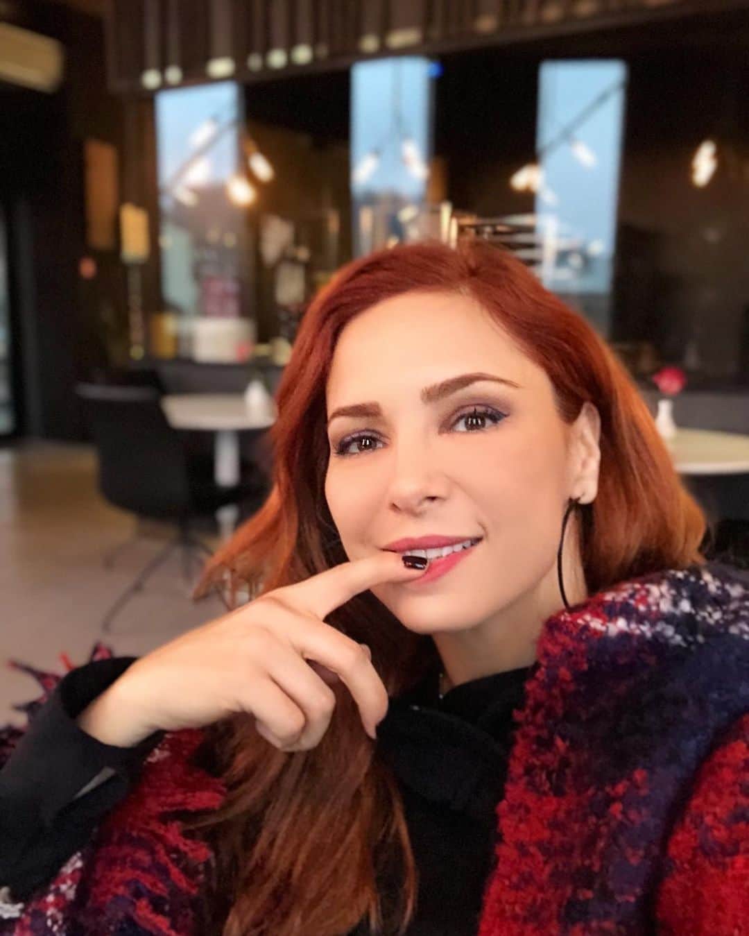 Mine Tugayのインスタグラム：「☺️」