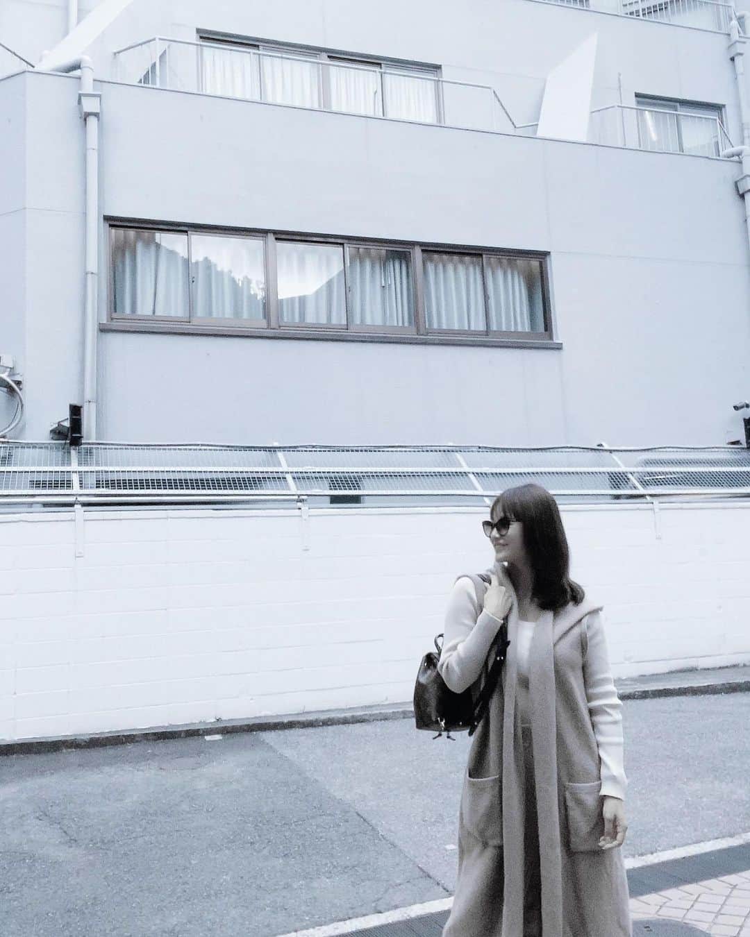 紺谷みえこさんのインスタグラム写真 - (紺谷みえこInstagram)「風と仲良くしたくなる秋。 渇いた葉の感触だったり、冷たい風にブルッとしてみたり、仕事を整理したり、のんびりお茶をしながら黄昏れたり..  オープンテラスで趣くままに過ごすのが だいだいだいすきです。 秋の気配を十分にカラダに巡らせると それだけで元気もりもりになるから。  ３連休は子供と遊んだり、 子供が遊びに行っている間は、ジムや勉強。 インプットと自分のケアが上手に出来た気がする。 っよし　また明日から頑張ろーと🐿🐿🐿🤎  #オープンテラス好き  #表参道　#ママのお下がり #ロングカーディガン　#カシミア　#お気に入り　#アニベルセル　#anniversary #cafe #openterace  #aoyama  #likes #cordinate  #fashion #model #wedding」11月24日 0時37分 - mieko113081