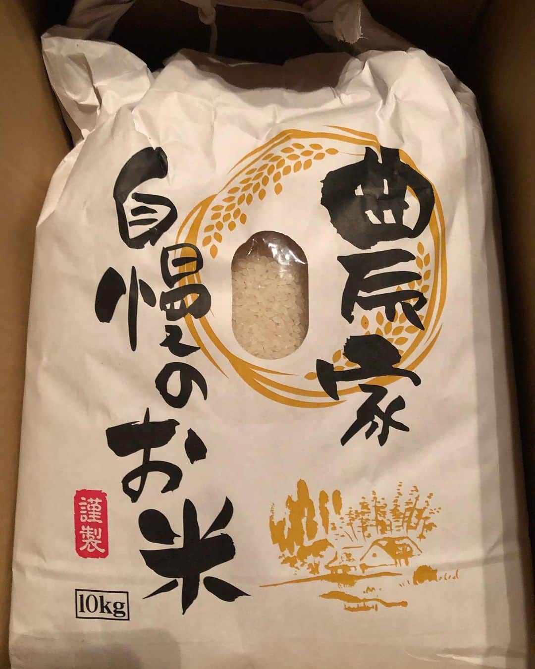 有奈めぐみのインスタグラム：「お米が届いた！ありがとう♡  娘っ子は、この10キロをご飯食べに行く時に持ってこようとしたと思うとお母さん怖い…  #米 #10キロ #農家自慢のお米 #ありがとう #嬉しい #美味しい」