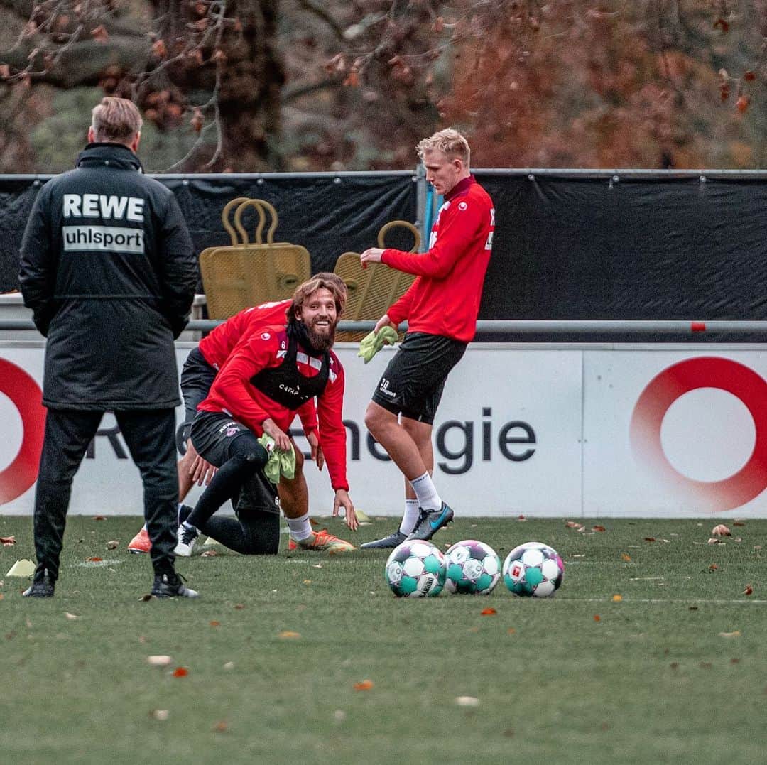 マルコ・ヘーガーのインスタグラム：「Together with a positive attitude  💪🏻😃🐐🔴⚪️ @fckoeln  #positivevibes #blessed #together #team #effzeh #fc #cologne #family #köln #mh6 #liebedeinestadt #proud」