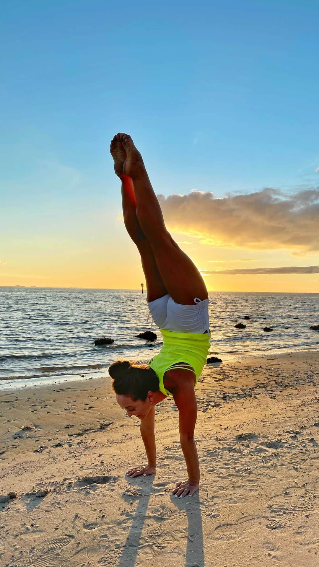 キノ・マクレガ―のインスタグラム：「Some moments are beyond what words can describe—pure emotion, feeling, sensation, immersion like a wave that overtakes the mind. The best spiritual experiences are just like that and can change your life in a moment. Yoga is part of what you could call a path of awakening because it opens a door for those who seek the mystical states with all their heart and soul. The answers are not always to be found in words, but in a quiet space of transcendent knowing that holds equal parts wisdom and love.  _ Special Led Primary Series with me this Thursday at 10 AM EST on @omstarsofficial And practice with me Wednesday’s LIVE at 1 PM only on @omstarsofficial  _ Shorts are my design by @liquidoactive check them out for a massive sale this week! _ Video by @ifilmyoga  _ #yoga #yogi #tampa #sunset #handstand #kinoyoga #omstars  🙏💕」