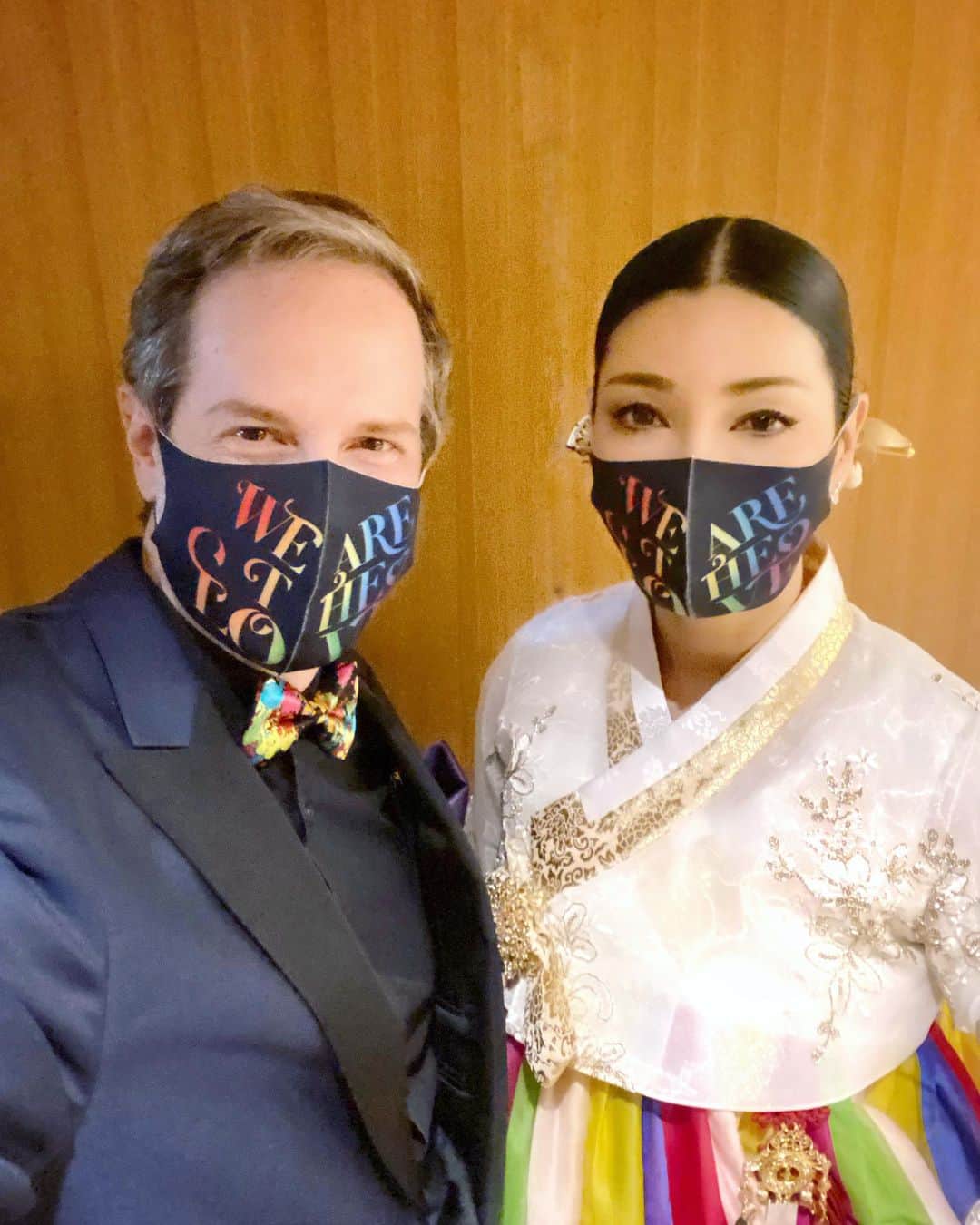 のインスタグラム：「夫婦で、大好きな写真家レスリーキー&ジョシュアの結婚式へ💒  レスリーの言葉 ↓↓↓ 【いいふうふの日に、日本ではまだ同性婚は（法律的には）できないけど、私たちの生き方で、少しでも沢山の人にメッセージを届けたい。 日本はこれからもっと多様性の国になると思う。僕たちの真実の愛で、日本の沢山の人たちに勇気を与えられたらいいな」  今回の披露宴パーティー自体を、音楽フェスとしてプロデュースしオンライン配信しています！ライブ配信のチケットは、現在発売中🎫❣️ その収益は、レスリーがライフワークとしている児童施設のアートプロジェクトへ寄付されるとのこと❣️  音霊のプレゼントを、愛を込めて送られたアーティストの方々に心震えました💓 ↓↓↓ 杏里、大黒摩季、平原綾香、一青窈、KEIKO LEE、小室哲哉、小曽根真、宮本笑里、早見優、今井マサキ、加藤いづみ、當間ローズ、GARY ADKINS、ジェニファーRIOSKE、KONISHIKI & 小錦千絵、 I Don’t Like Mondays. 音楽監督：武部聡志 司会：ジョン・カビラ、LiLiCo スピーチ：冨永愛、河瀬直美  配信チケット 2500 円 ※視聴可能期間:11 月 29 日 23 時 59 分まで視聴可能です。  みんなの愛が詰まった、この披露宴パーティー音楽フェスで、枠を超えた愛に触れてください☺️  #レスリージョシュア結婚おめでとう㊗️🎉❤️ #みんなwearetheloveのマスクをして出席 #仲良しのケイコリーさんや平原綾香ちゃんに会えて一青窈さんと仲良くなれて愛の再会に感謝の日❣️ #LGBTQに敬意を込めレインボーの独身しか着れないチマチョゴリを敢えて着用しましたよ！ #いいふうふの日 @lesliekeesuper @joshualeslieoggkee @sarang.bridal」