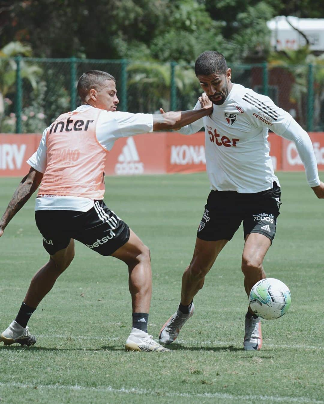 São Paulo FCさんのインスタグラム写真 - (São Paulo FCInstagram)「✈️ O Tricolor se prepara para três viagens seguidas no @Brasileirao: ⠀⠀⠀⠀⠀⠀⠀⠀⠀  🆚 Ceará 🏟 Arena Castelão 🗓 25/11/2020 (quarta-feira) ⏰ 19h15 ⠀⠀⠀⠀⠀⠀⠀⠀⠀ 🆚 Bahia 🏟 Arena Fonte Nova 🗓 28/11/2020 (sábado) ⏰ 19h ⠀⠀⠀⠀⠀⠀⠀⠀⠀ 🆚 Goiás 🏟 Hailé Pinheiro 🗓 03/12/2020 (quinta-feira) ⏰ 21h ⠀⠀⠀⠀⠀⠀⠀⠀⠀ #VamosSãoPaulo 🇾🇪 ⠀⠀⠀⠀⠀⠀⠀⠀⠀ 📸 Erico Leonan / saopaulofc」11月24日 0時49分 - saopaulofc