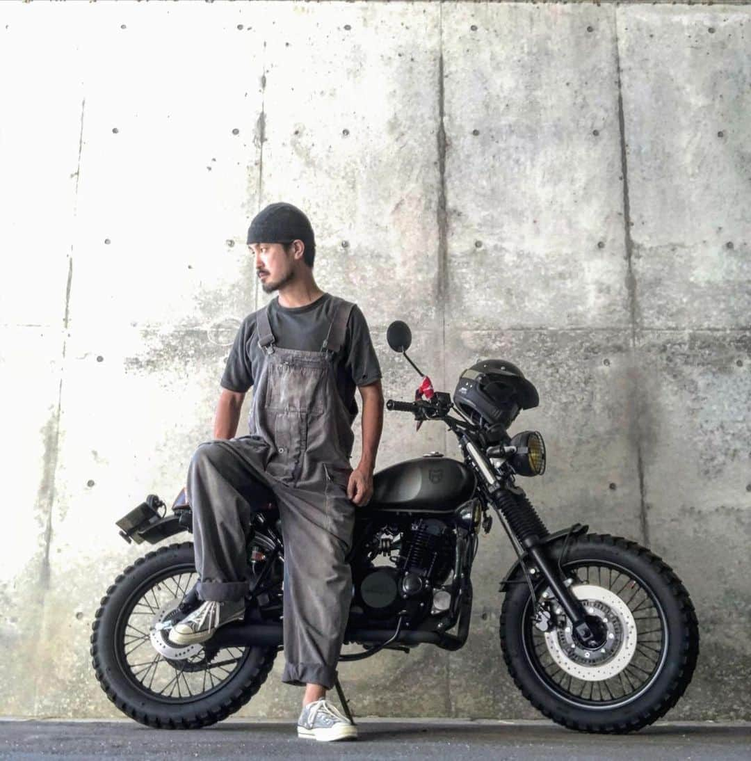 epidemic_motorsさんのインスタグラム写真 - (epidemic_motorsInstagram)「＠Style by @takastar7 . . MUTT Style🤘🏻…。#流行モーター  . . このオーバーオールかなり使える…。 . . 色目と加工感が大人っぽくて○…。 . . 信号待ちで横にいたドライバーにバイク褒められテンション↑…。 . . . Motorcycle→ @muttmotorcycles HILTS GREEN 250 Custom Gloves→ @motostuka × @bratstyle Cap→ @doublerl  Tops→ Vintage  Dungarees→ @nigelcabournjapan  @nigel_cabourn  . . . #アパレル業界を盛り上げ隊 #古着業界を盛り上げ隊 #二輪業界を盛り上げ隊 #古着コーデ  #流行馬達г #muttmotorcycles #muttmotorcycleslover #mutthq #nigelcabourn  #hilts250  #ct70  #scrambler #custommotorcycle #doublerl  #motorcyclephotography  #motorcyclelife  #britishmotorcycle  #classicmotorcycle  #motorcyclesofinstagram  #vintagemotorcycle  #motorcyclelifestyle  #caferacer  #mensstyle #ruggedstyle  #exzero  #バイク好きな人と繋がりたい #バイカーファッション #アメカジ #アメカジコーデ」11月24日 0時50分 - epidemic_motors