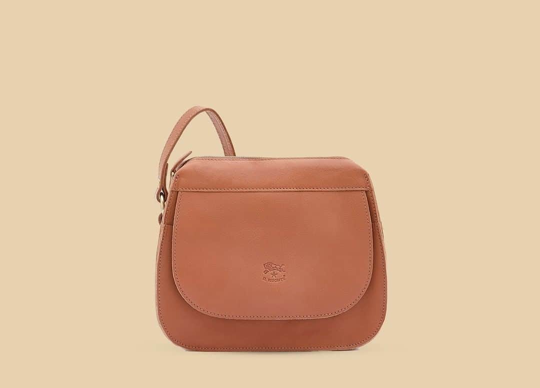 イルビゾンテのインスタグラム：「A nice, soft color elevates everything - even your mood. Don't you agree? ☆ #ilbisonte #crossbodybag #leatherbag」