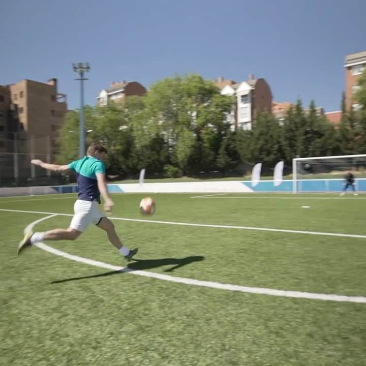 F2Freestylersのインスタグラム：「Wait for the most satisfying half volley you’ll see today..... @andrey.arshavin10 😱🎯」