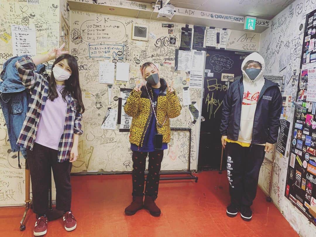こーいちのインスタグラム：「リエとアヤとヨシタカ。 3人合わせて  #dizzysunfist」