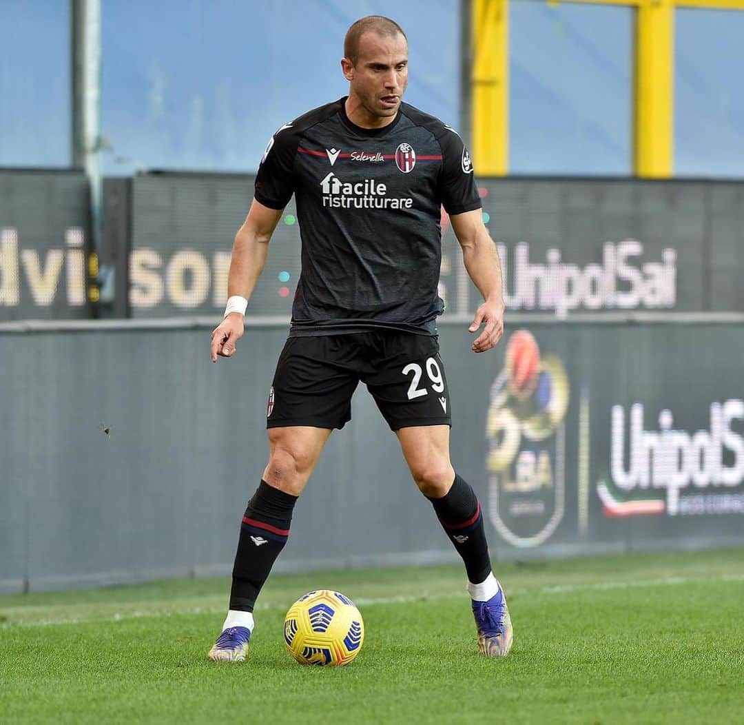 ロレンツォ・デ・シルヴェストリのインスタグラム：「Vittoria @officialbolognafc e 350 presenze in @seriea !!  Super Sunday! Bravissimi tutti! Go On!  👏🏻 ⚽️ 🔥 🏃‍♂️ #ilovethisgame」