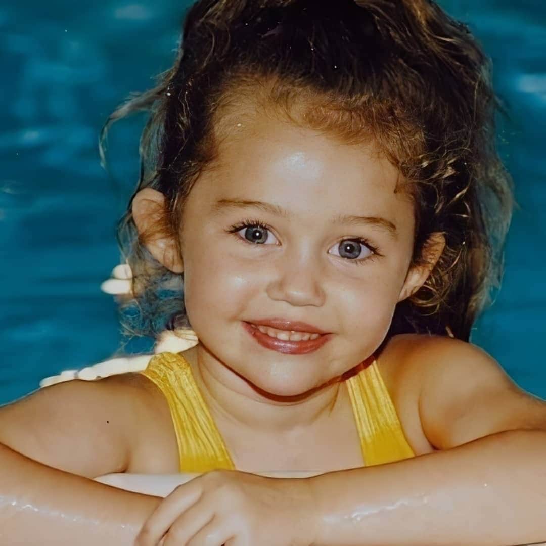 ビリー・レイ・サイラスのインスタグラム：「Happy Birthday @mileycyrus! Love you so much and so proud of you! Just wait till y'all hear the rest of this album!!! #PlasticHearts」