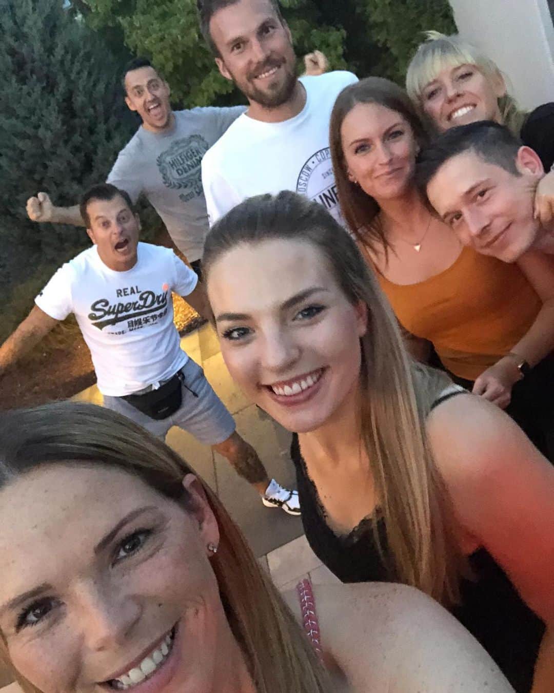ケヴィン・グロスクロイツのインスタグラム：「Team 🤝💯 #oldbutgold #wosindhilmerundsarah #geilezeit #diezeitvergehtsoschnell #dortmund #freundschaft #diezeitkommtwieder #bleibtgesund #fische #isso」