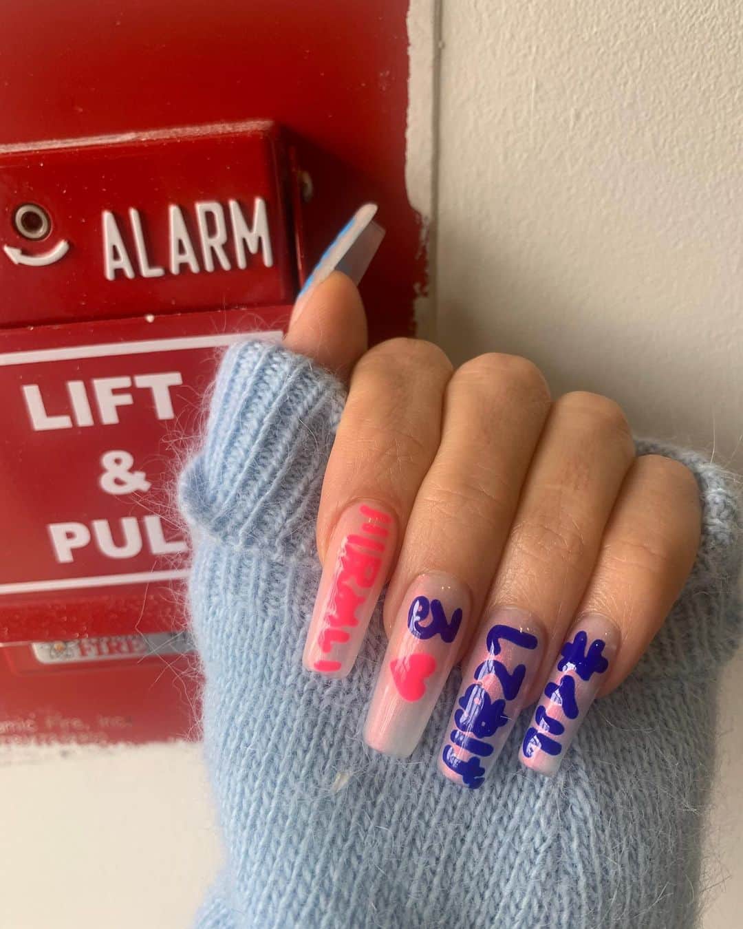 Mei Kawajiriさんのインスタグラム写真 - (Mei KawajiriInstagram)「These colors are my fantasy 💭💖💭💖 right hand / left hand both color by @from_the_nail_korea 💭💜 @zillabeau  #nailsbymei」11月24日 1時09分 - nailsbymei