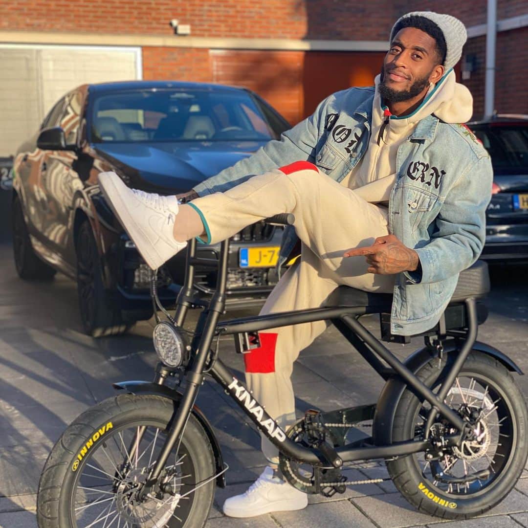 レロイ・フェルのインスタグラム：「Love to pick my son up, when the sun is up, with my @knaapbikes 🚲 Thanks for the top service!」