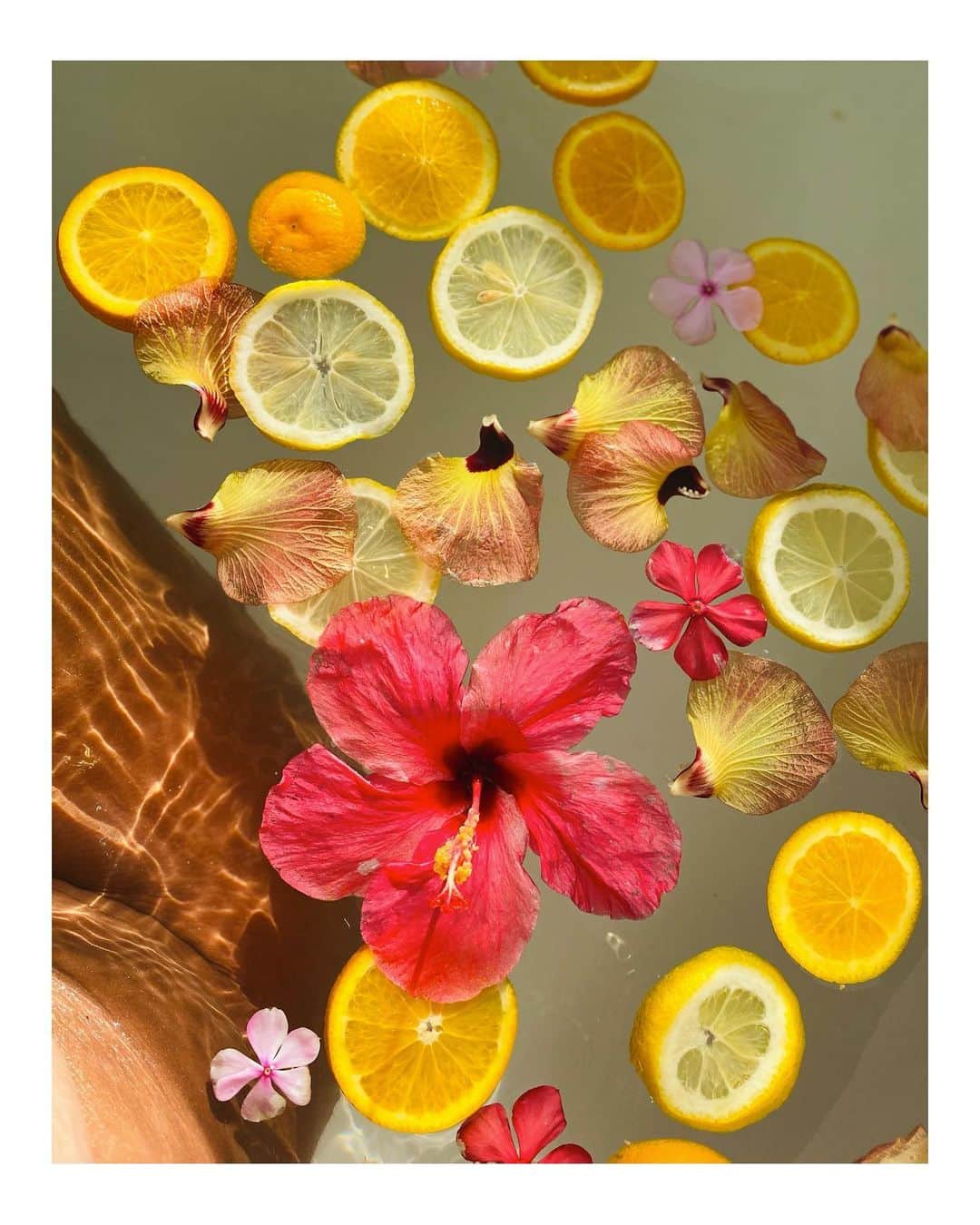 ジュリアナ・パエスのインスタグラム：「Spoiled Gal! 🌸☀️💖💦」