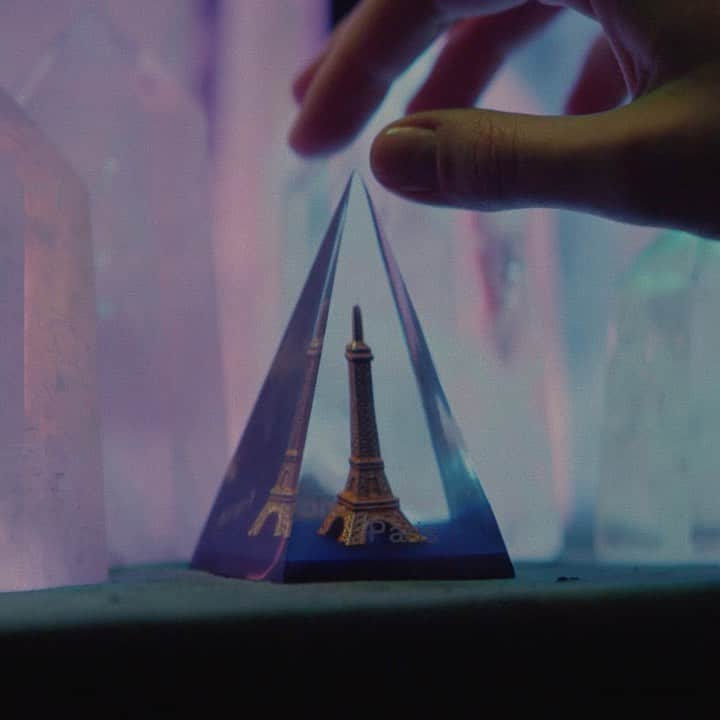 Longchampのインスタグラム：「Paris, Paris, Paris ! Link in bio to watch the full short film!  #LongchampTresParis  #LongchampSS21   Le court métrage complet en lien dans notre bio !」
