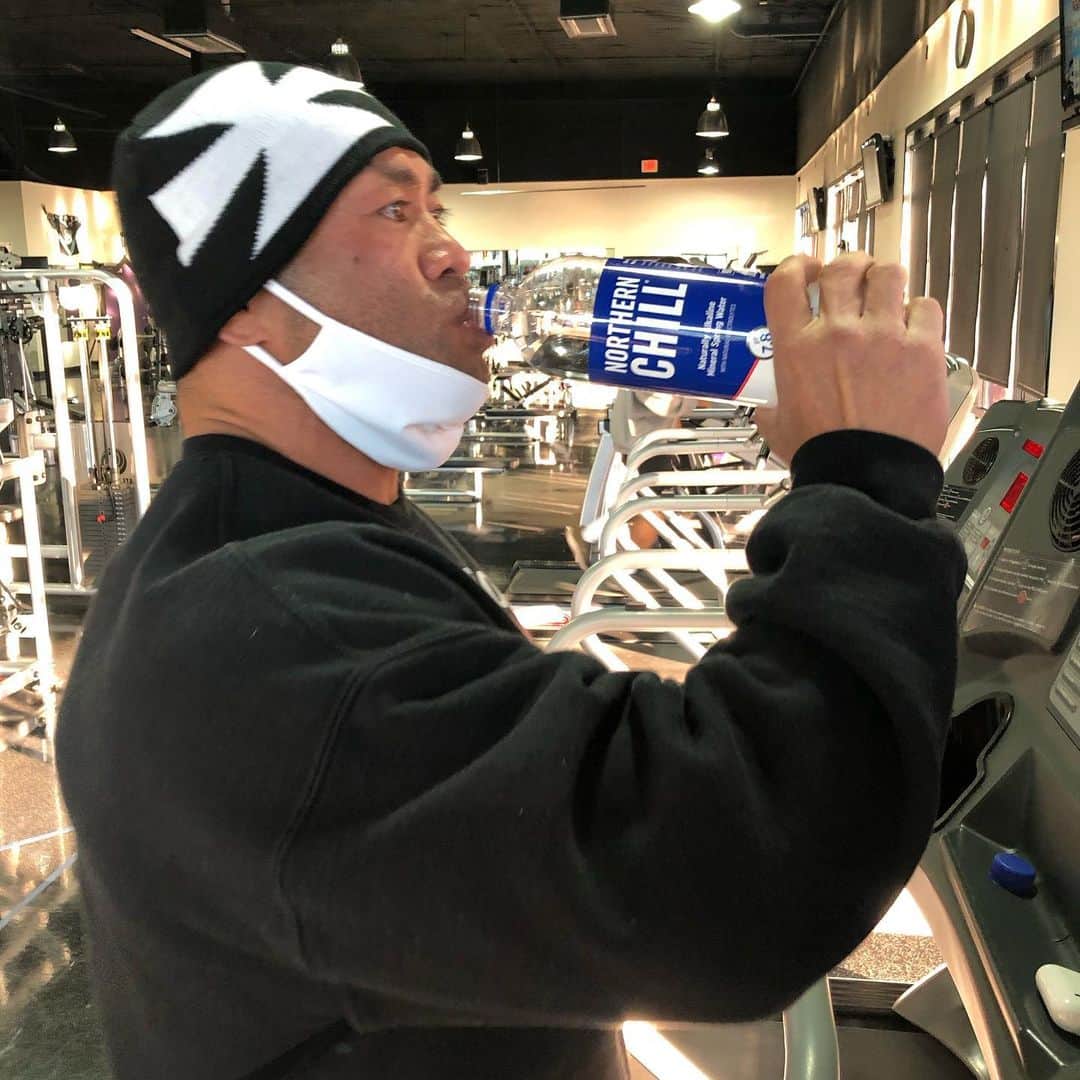 Hidetada Yamagishiさんのインスタグラム写真 - (Hidetada YamagishiInstagram)「Hydrate better. Perform better.  @drinkchillh2o Northern Chill: The OFFICIAL water of the Olympia.  -Alkaline straight from nature -Never processed -Naturally occurring electrolytes and minerals -Smooth, clean, satiny flavor.  The Northern Chill Amazon 25% off code is: 25DrinkChill   #northernchill #americaswater #chillinit #workplayhydrate」11月24日 1時19分 - hideyamagishi