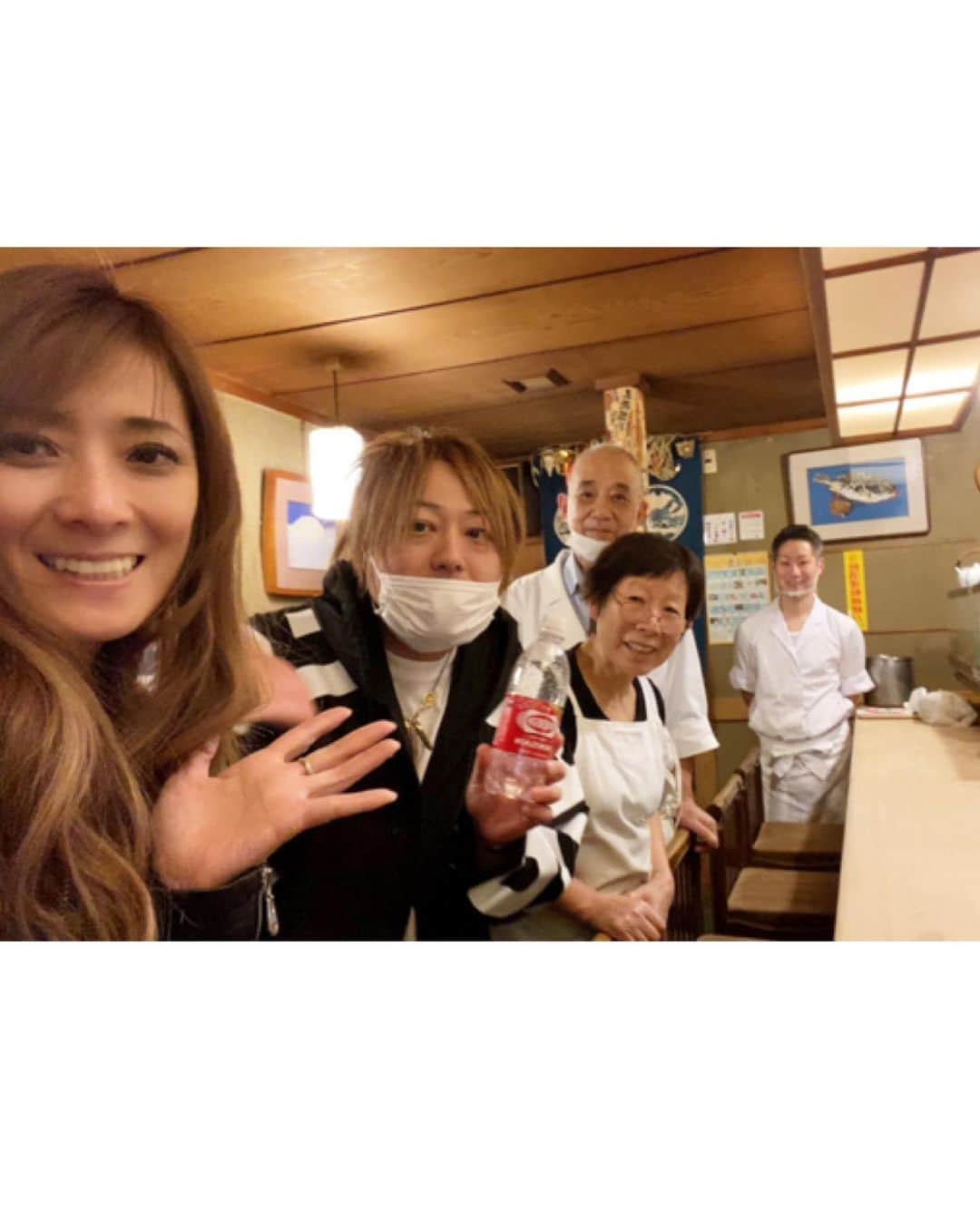 岡田祐佳さんのインスタグラム写真 - (岡田祐佳Instagram)「更新が滞ってたので 色々アップしていきたいと思ってます。。。 頑張ろーーーあたし。  まず、京都１日目の夜 祇園喜多八さんへ。 素敵な女将さんと大将と息子さん3人で 営んではる凄く素敵なお店❤  落ち着くし料理おいしいし🤤  ほんまどれ食べても美味しい。 どれが1番？て聞かれたら 松茸のフライかな？フライは食べたことないから松茸の香りと食感にはまりんこ❤www  大好きなごっぺ蟹🦀を贅沢に丼にしたやつ 最高じゃー❣️  大将と女将さんの仲の良さも最高じゃーw  ここを紹介してくれた お仕事仲間(こー見えて偉い人w?)＆悪友？w 浩太郎 @kotaro.takasu ありがとう！  今度祇園来た時 ただいまぁ～て帰って帰ってきたい。 あたしの実家の料理旅館をおもいだす。 またきます！ま、じ、で！！   #祇園 #祇園喜多八 #秋刀魚の棒寿司 #松茸のフライ #こっぺ蟹 #香箱蟹 #せいこ蟹 #カワハギ #カワハギの肝寿司 #天ぷら #寿司 #素敵なお店 #祇園寿司」11月24日 1時22分 - yukachin719