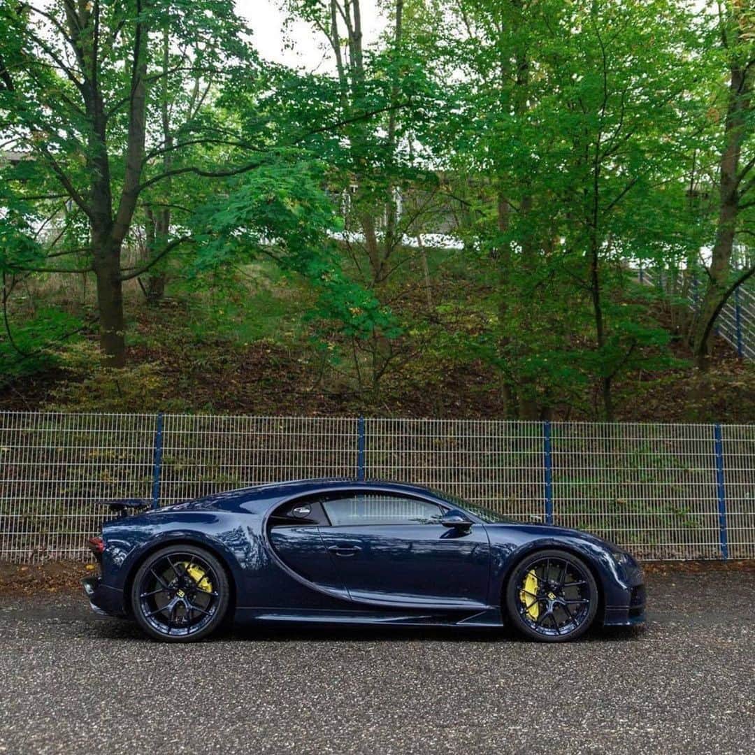 CarsWithoutLimitsさんのインスタグラム写真 - (CarsWithoutLimitsInstagram)「Blue Carbon Bugatti Chiron 🛰 Photo @j.b_photography   #carswithoutlimits #bugatti #chiron」11月24日 1時27分 - carswithoutlimits
