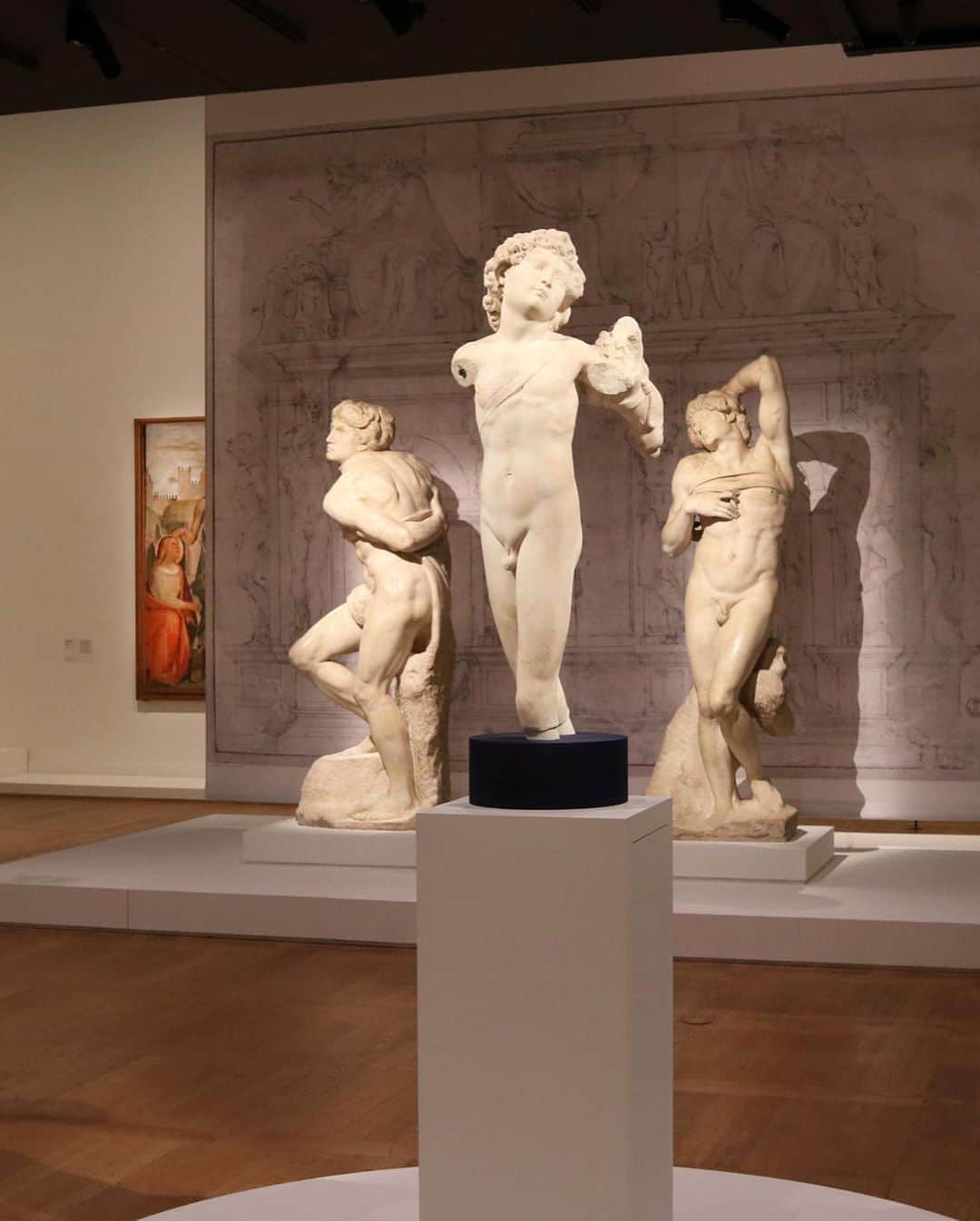ルーブル美術館さんのインスタグラム写真 - (ルーブル美術館Instagram)「. 🇫🇷 Nous vous souhaitons une #BonneSemaine avec ce Cupidon de Michel-Ange, présenté dans l’exposition « Le Corps et l’Âme » ! 😊 - 💘 Ce Cupidon en marbre, exécuté vers 1497, se présente comme un préadolescent, mince et svelte, un éphèbe élancé. Il s’inspire des figures juvéniles aux formes très lisses plus asexuées qu’androgynes, dont des torses fragmentaires étaient conservés dans des collections romaines. -  👀 Sa pose s’inscrit dans le « style dolce », reprenant le mouvement déséquilibré, les jambes croisées et le bras levé en hauteur de l’Orphée de Bertoldo, premier maître de Michel-Ange. Cette instabilité accentue la souplesse du mouvement et le caractère dynamique de l’œuvre. - ⛲️ Longtemps oublié, ce Cupidon a été redécouvert vers 1995 au centre d’une fontaine dans un hôtel particulier de New York acquis par le Consulat de France. Seule œuvre de Michel-Ange sur le sol américain, ce Cupidon sera placé en dépôt dans les années 2000 au @metmuseum... juste de l’autre côté de la rue ! - - - - 🌎 We wish you a #GoodWeek with this Michelangelo Cupid, currently featured in the « Body and Soul » exhibition! 😊 - 💘 This marble Cupid, executed circa 1497, is presented as a slender preteen, an ephebe. It is inspired by juvenile figures with very smooth forms more asexual than androgynous, whose fragmentary torsos were preserved in Roman collections.  - 👀 His pose is in the "dolce style", resuming the unbalanced movement, legs crossed and arm raised in height of the Orpheus by Bertoldo, Michelangelo's first master. This instability accentuates the flexibility of the movement and the dynamic character of the work. - ⛲️ Long forgotten, this Cupid was rediscovered around 1995 in the center of a fountain in a New York mansion acquired by the French Consulate. The only work of Michelangelo on American soil, this Cupid has been transferred in the 2000s at the @metmuseum... just across the street! - 📷 © Musée du Louvre / Maëlys Feunteun . . . #Louvre #MuséeDuLouvre #CorpsEtAme #LouvreChezVous #MuseumFromHome #CultureChezNous」11月24日 1時30分 - museelouvre