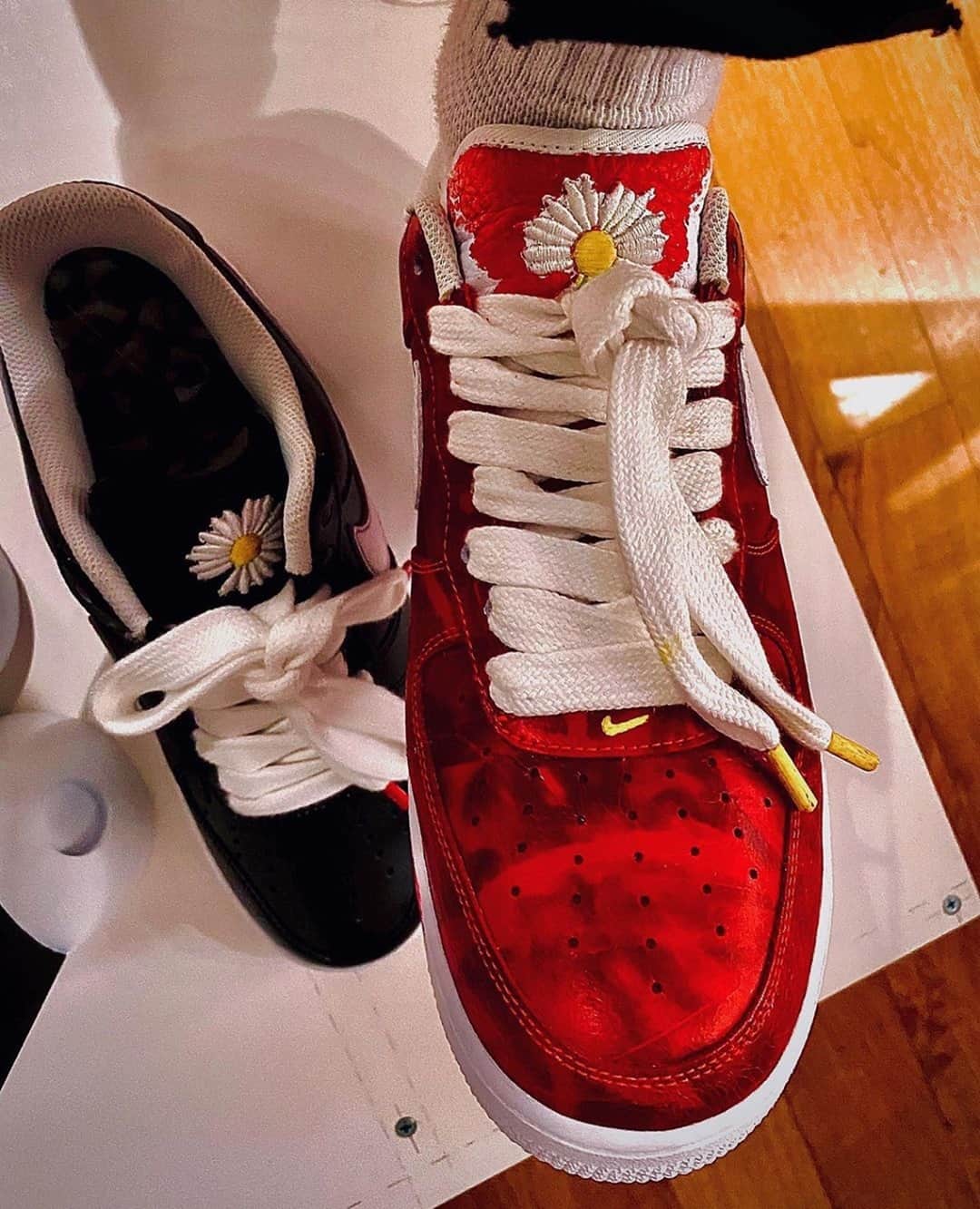Sneaker Newsさんのインスタグラム写真 - (Sneaker NewsInstagram)「@xxxibgdrgn uncovers a red version of his upcoming PEACEMINUSONE x Nike Air Force 1 "Para-noise". Could this be the next set of Friends & Family editions, or just a one off made by the Korean music/fashion/culture icon? Hit the link in our bio for a closer look.」11月24日 1時38分 - sneakernews