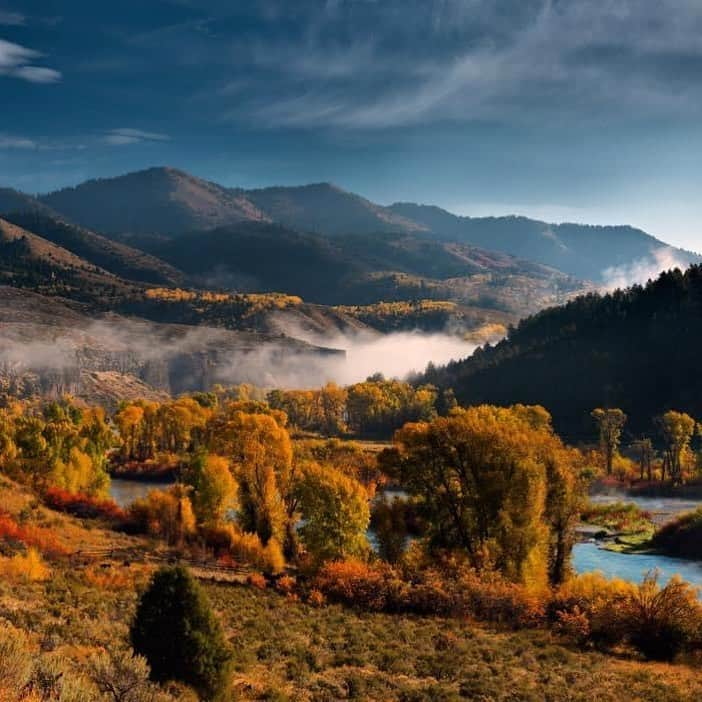 アメリカ内務省さんのインスタグラム写真 - (アメリカ内務省Instagram)「The majestic South Fork of the Snake River pictured here flows across southeastern #Idaho through high mountain valleys, rugged canyons and broad floodplains. Located near some of the world’s best known recreation areas, the South Fork is home to 100+ bird species, moose, deer and other wildlife. It’s a great place to see brilliant fall colors but is truly magnificent any time of year! Photo by Jessica Gottlieb, Bureau of Land Management (@mypubliclands). #usinterior #flyfishing #publiclands」11月24日 1時44分 - usinterior