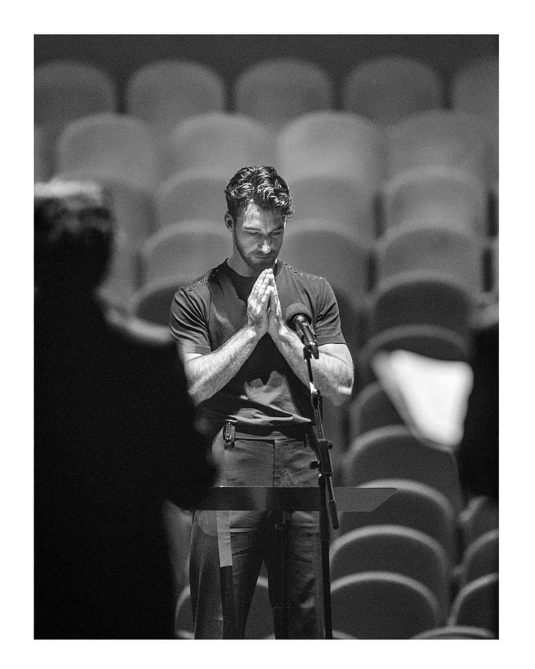 Valentinoさんのインスタグラム写真 - (ValentinoInstagram)「In Amsterdam, @lorenzoviotti was photographed by @marcoborggreve1965 in a full Valentino suit and shoes during a Dutch National Opera concert recording.」11月24日 1時49分 - maisonvalentino