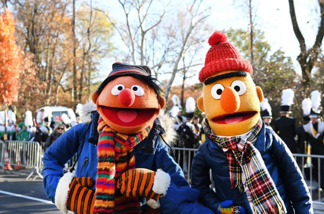 セサミストリートさんのインスタグラム写真 - (セサミストリートInstagram)「Fun Fact: Bert and Ernie always win best dressed at the Thanksgiving Day Parade. Their scarf game is on point 😂」11月24日 2時01分 - sesamestreet