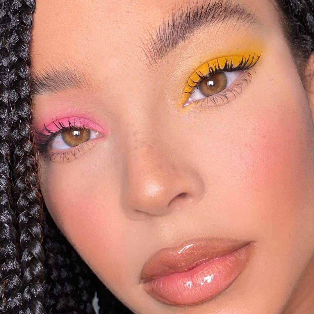 Maybelline New Yorkさんのインスタグラム写真 - (Maybelline New YorkInstagram)「Long lashes and gloss is all we need lately.💯 @alissajanay is wearing our new #skyhighmascara, #cheekheat blush, & #liftergloss shade ‘Topaz’ for this flirty look. Drop a 💖 below if you love this look!」11月24日 1時55分 - maybelline