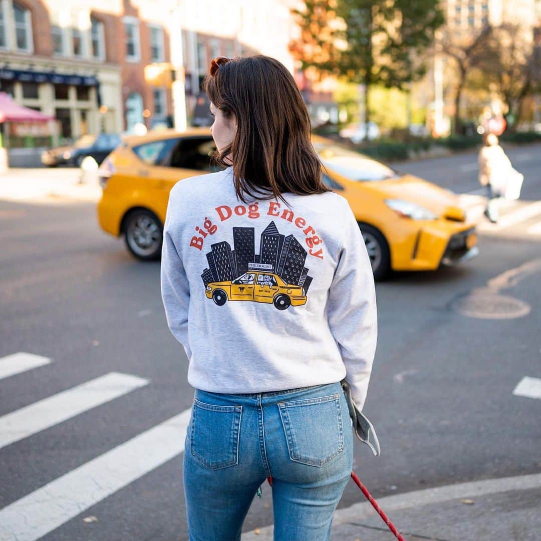 The Dogistさんのインスタグラム写真 - (The DogistInstagram)「It’s NYC! It’s dogs! It’s the 2020 Dogist Holiday Line! We teamed up with artist @francesmarina to create a collection that is everything NYC and dogs. Frances Smith is a New York based illustrator and a major dog lover who helped us bring this collection to life. Learn more about @francesmarina and shop the new crewneck, t-shirt, tote, dad cap and mug at the shop.thedogist.com!」11月24日 1時59分 - thedogist