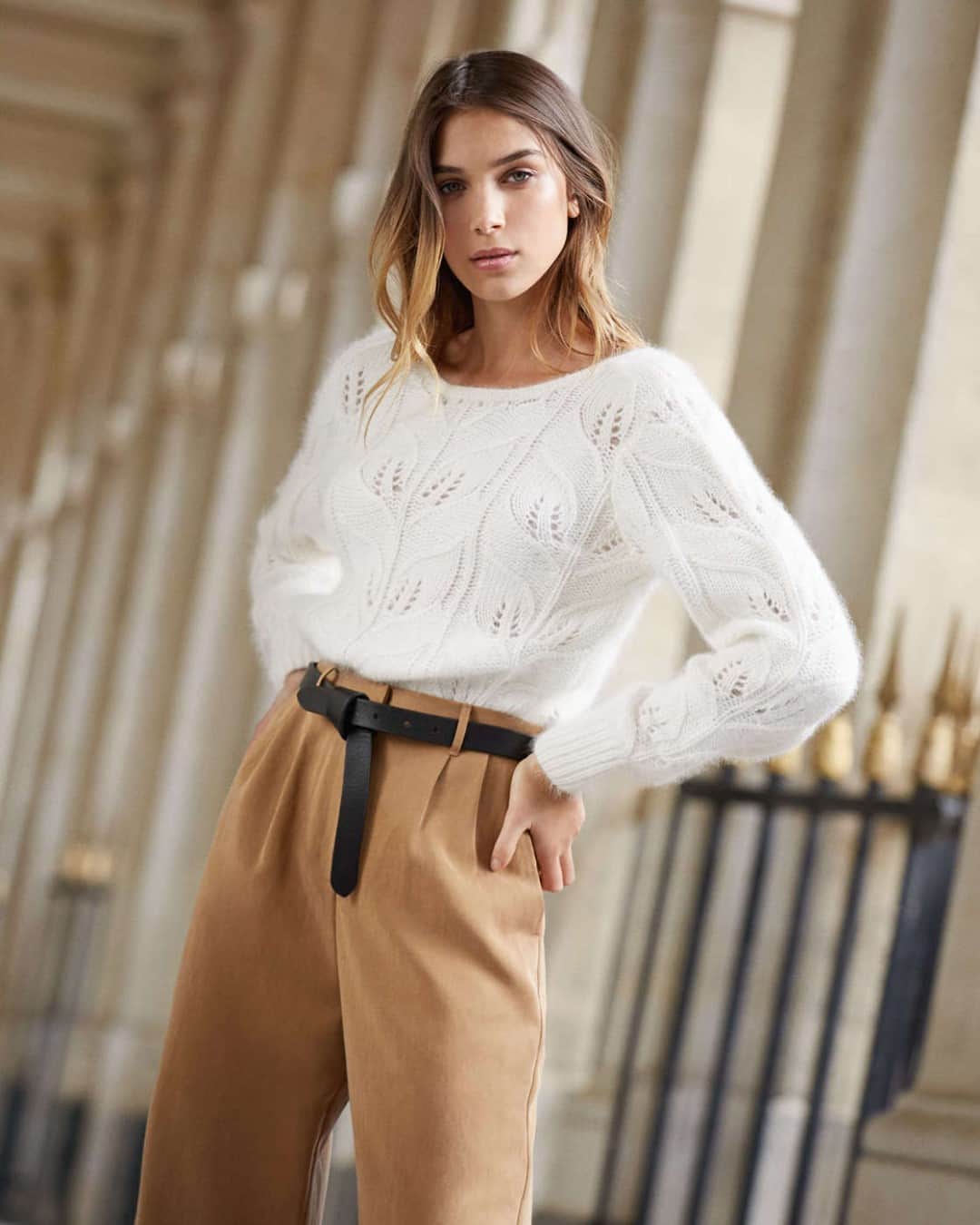 クーカイのインスタグラム：「Nous, on a complètement envie de se blottir dans la maille ajourée du pull Lanae. ✨Et vous ? Tap to shop the look  #kookai #fashion #jumper」