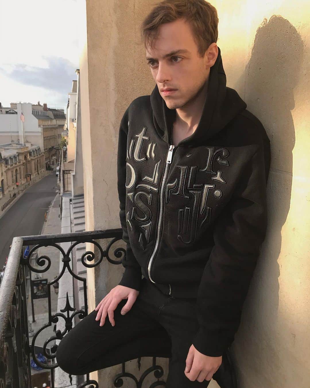 のインスタグラム：「DRESSING UP AT HOME IN JITROIS with Tristan Van Bruwaene @tristanvanbruwaene . #jitrois #jitroisklub [ the character of #Jamesdean in Rebel Without a Cause directed  by #nicholasray #victorhugo]」