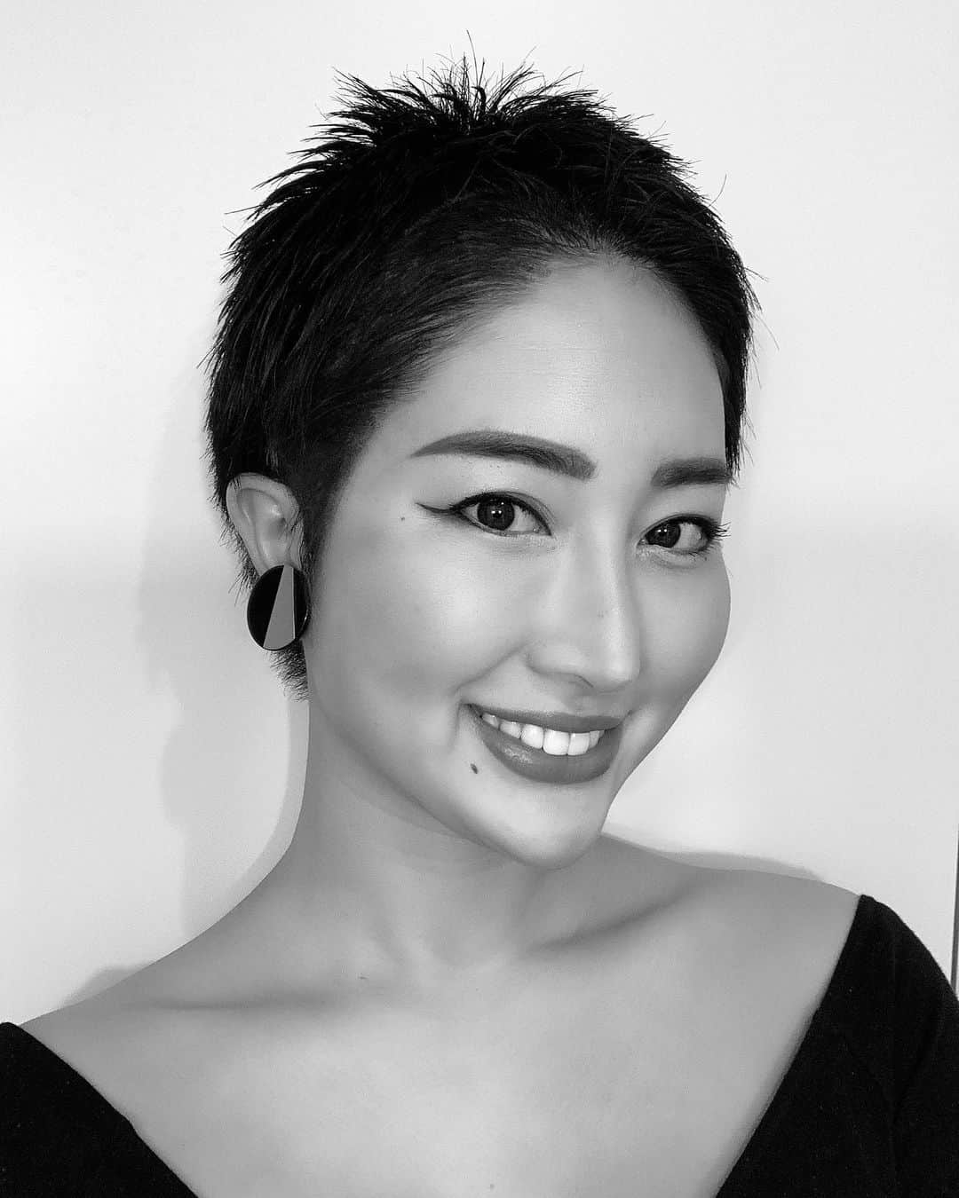 筒井菜月のインスタグラム：「【脱皮しました(๑˃̵ᴗ˂̵)】 ・ 私は”抜毛症”という病です。 今まではこの病がある為にウィッグを被って生活してきました。そしてこの写真は、ウィッグを外した私です。 ・ 抜毛症とは、自分で自分の毛を引き抜いて止められなくなってしまう病です。抜毛症になったきっかけは、私が5歳の頃に遡ります。当時、両親の殴り合いの大喧嘩が毎日行われており、私は何かあった時の為に警察を呼べる様に電話の前でスタンバイしている様な子供でした。 ・ そんな状況でも明るく利発だった私には親の過剰な期待があり、小学校を10校受験して結果は全滅、『両親が仲が悪いのは期待に応えられない私のせいなんだ』と自分を責める様になりました。その頃からでしょうか、自分で髪を抜いてしまう様になったのです。 ・ その後22年間、まるでタバコやお酒を適量で止められない人の様に、ふとした時に何かに取り憑かれたかの様に髪を抜くのが止められなくなりました。 ・ 最初のきっかけはストレスだったと思いますが、成長してからはストレスでは無く中毒性の高い癖になってしまいました。 ・ ハゲている私は小中高&児童養護施設でいじめに合い、自己肯定感がどんどん下がって行きました。この病が治らないならもう死にたいと思った事もあります。 ・ ミスインターナショナルに挑戦する上でも、1万人以上の応募者の中でウィッグで出場する人は誰もいません。 ・ しかし私は、本当の自分で勝負する事に価値があると思ったので『私はウィッグです』とカミングアウトして出場し『私に何かが欠けているのなら、誰よりも圧倒的に努力するしかない』と決意し、フィリピンで血を吐くようなトレーニングを経て優勝する事が出来ました。 ・ しかし日本代表になった後も、結婚した後も、 どんなに幸せいっぱいで満ち溢れていても髪を抜くのを止められませんでした。 ・ けれど今は止められる気がしています。 それは、髪を抜くきっかけになった両親と真剣に向き合って愛を伝えているからです。 ・ この1ヶ月間母の命を救う為に必死になって動いて来ました。　そして去年20年振りに再会した父とも定期的に会い、全てを赦し、父の幸せを心から願っています。 ・ 両親を愛する事は幼い頃の自分を愛する事に直結していました。どんなにいびつな家族でも、不完全でも、悩みながらもそれぞれが一生懸命に生きている事自体が愛おしいのです。 ・ 写真では分からないのですが、まだ少しまだらにハゲています。しかし『そんな私も味があって良いかも。』と思えたので脱皮する事にしました。 ・ これからはTPOに合わせて地毛とウィッグを使い分けていこうと思います(๑>◡<๑) ・ ー本当の美は、心の中で未完成なものを完成させようとする者によってのみ、発見されるべきものですー ・ by 思想家・文人　岡倉天心 ・ #脱皮　#ウィッグ　#抜毛症　#自己変革　#自己成長　#目標達成　#本当の幸せ　#笑顔　#未完成の美　#わびさび　#インナーチャイルド　#オープンマインド　#真理　#本質　#家族　#Happy #Family #happiness  #trichotillomania #missinternational #love #筒井」