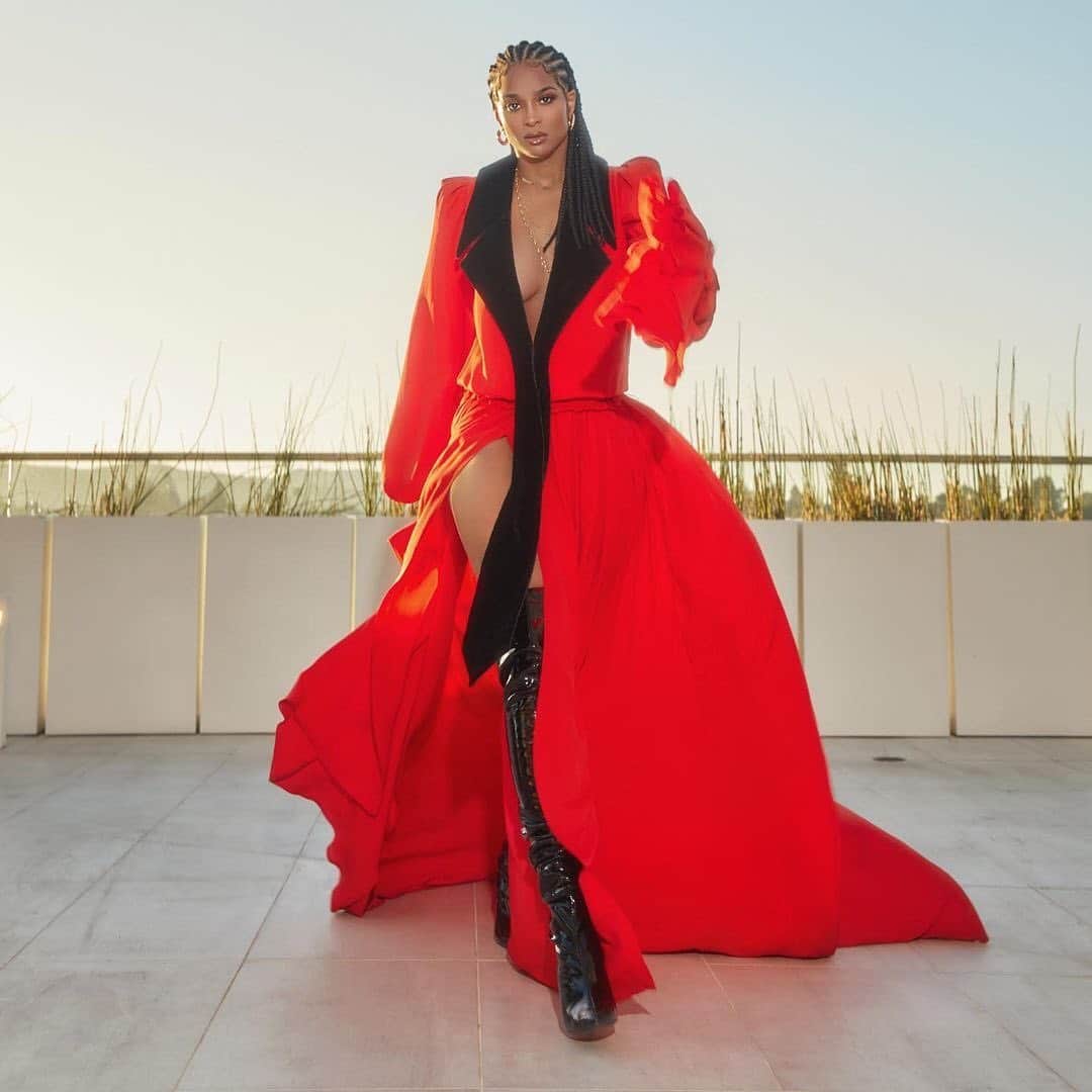 Fashion Weekのインスタグラム：「Coming in red hot 🔥 @imgmodels' @ciara in @balmain for last night's @amas. Photo via @ciara」