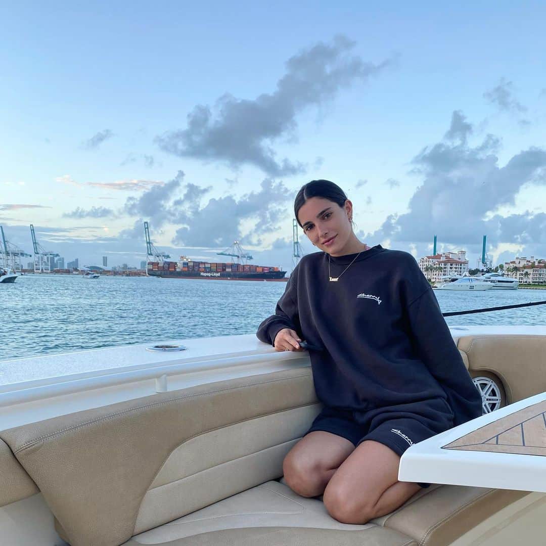 ローレン・ペルツのインスタグラム：「Sometimes you just need to BRB.」