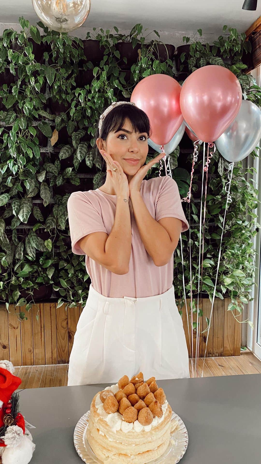 Gabriela Salesのインスタグラム：「Não saiu a foto ainda, mas saiu o Reels 😂 kkkkk. Parabéns pra mim, sagita raíz!!! ✌🏼✌🏼🎉🎊🎁💝. Mudei muito???」