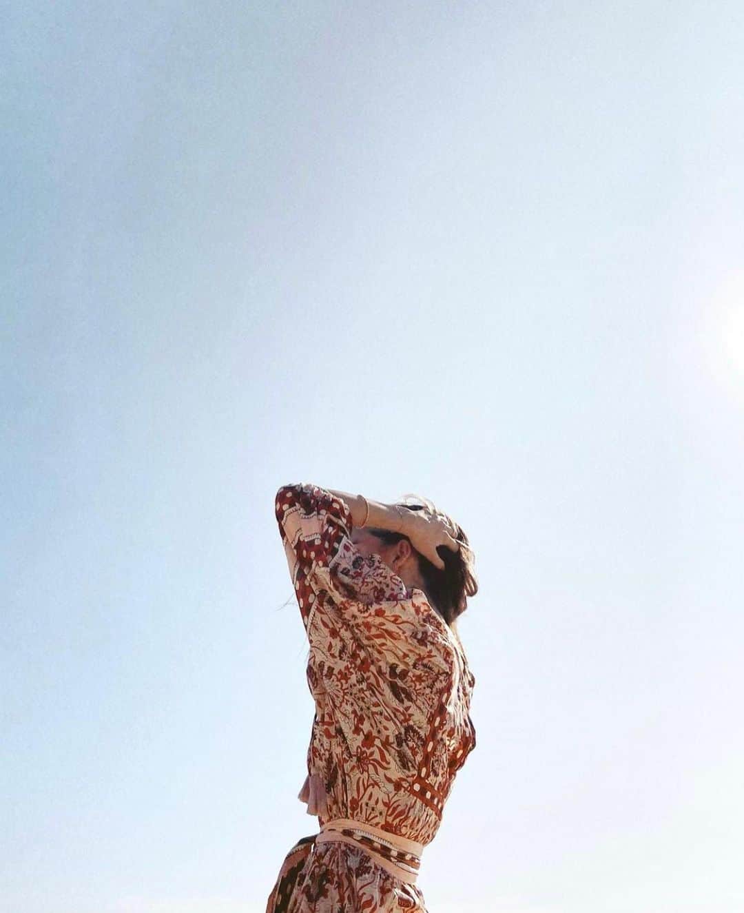 クレオベラのインスタグラム：「✨GIVEAWAY✨  Exciting day today!! We’ll be kicking off our Black Friday Sale with a virtual warehouse sale on our stories + a GIVEAWAY of our favorite Sale Style - The Magdalena 💫   To enter all you have to do is like this post & comment what you are thankful for this year! We know it’s been a tough one, so it’ll be lovely to hear some positivity! Tag a friend & share this post for extra entries. The winner will receive a Magdalena dress in their color preference & size 🤍🤍  Stay tuned for stories today - we’ll have some amazing deals up there!! xx  Congrats @kianazakar ✨✨」
