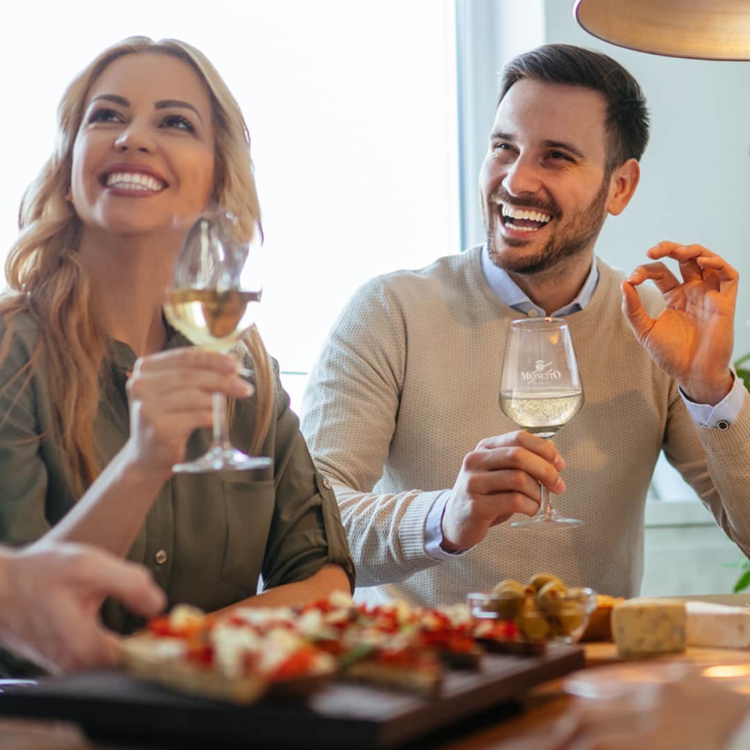 Mionetto Proseccoのインスタグラム：「Sempre alla ricerca di momenti come questi.⁣ ⁣ Acquista Cuvée Oro -Vivo Collection - sul nuovo e-shop  Mionetto e ricevila direttamente a casa⁣  👉Link Bio 🍾⁣ #mionettoprosecco #mionettoinsieme #mionettoeshop⁣ Bevi Mionetto responsabilmente」
