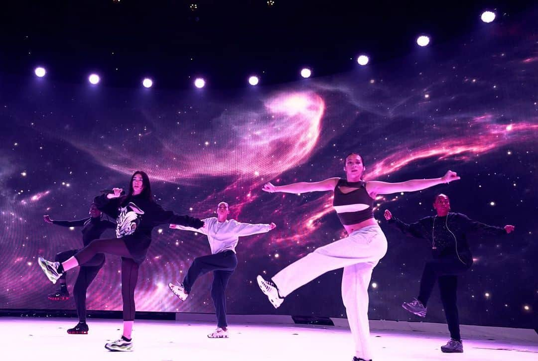 デュア・リパさんのインスタグラム写真 - (デュア・リパInstagram)「@amas rehearsals ✨ shot by @pixielevinson」11月24日 2時11分 - dualipa