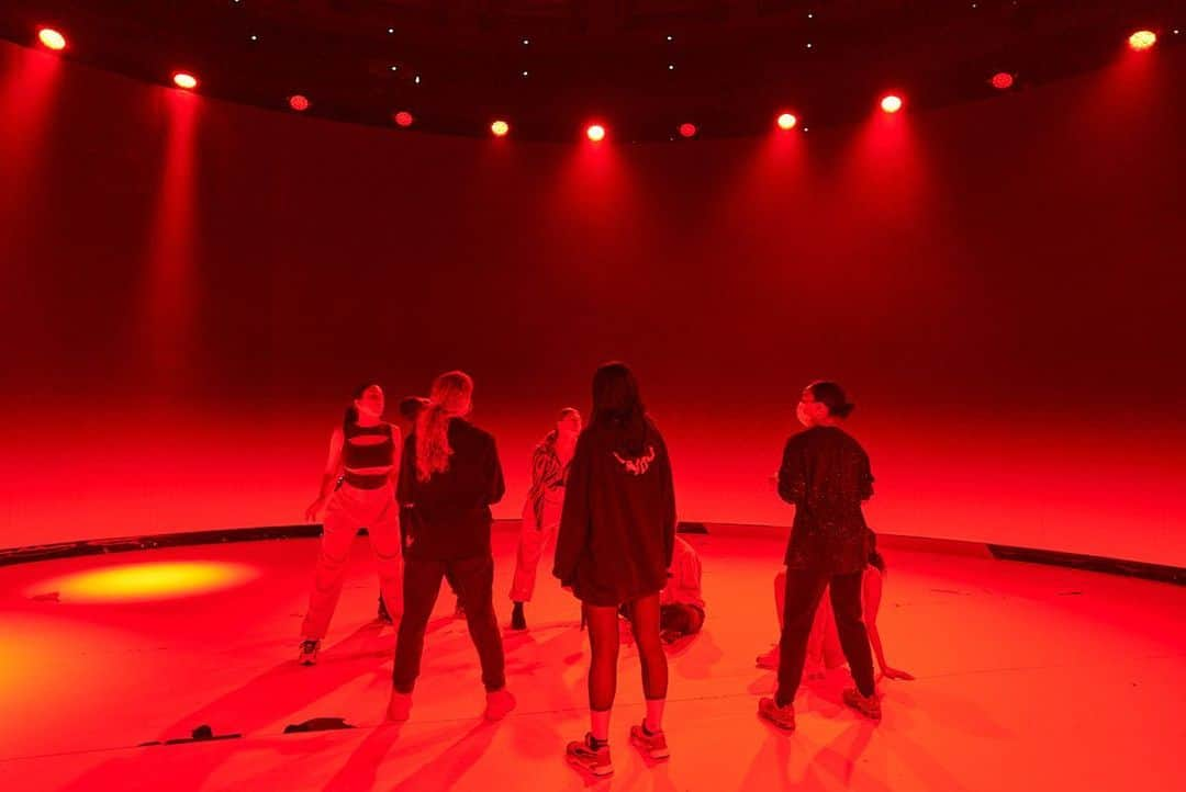 デュア・リパさんのインスタグラム写真 - (デュア・リパInstagram)「@amas rehearsals ✨ shot by @pixielevinson」11月24日 2時11分 - dualipa