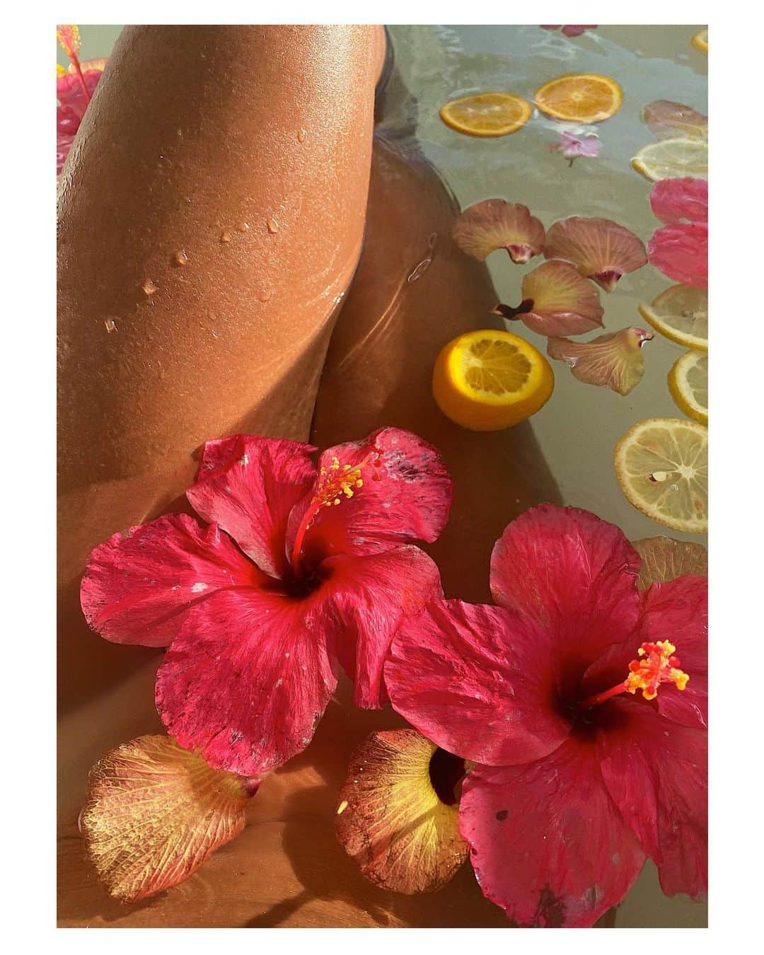 ジュリアナ・パエスのインスタグラム：「✨🌸」