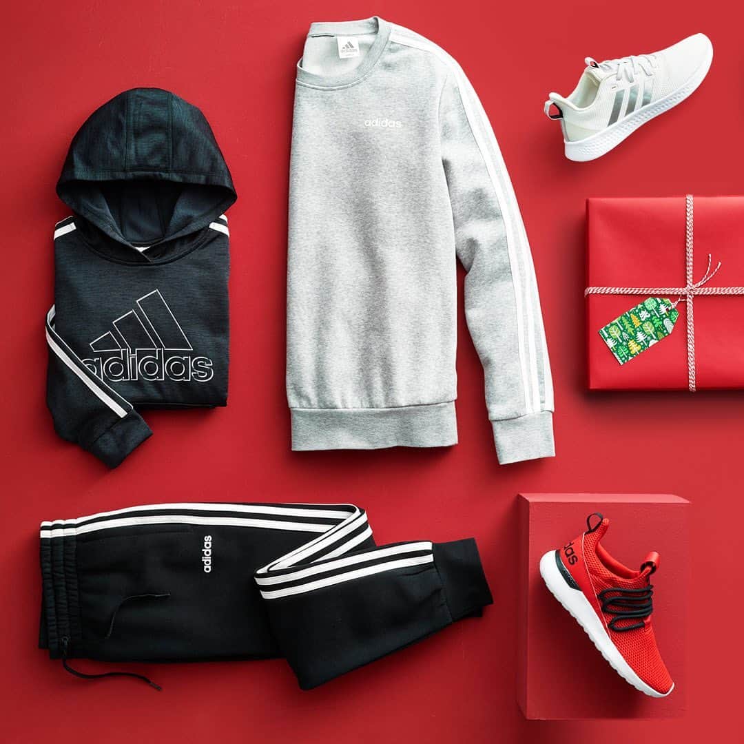 ロック&リパブリックのインスタグラム：「Gear that will keep up with you all holiday season. Save on all of your favorite brands like adidas, Under Armour, Nike and more. Plus, shopping is easier than ever with fast and free store pickup!」