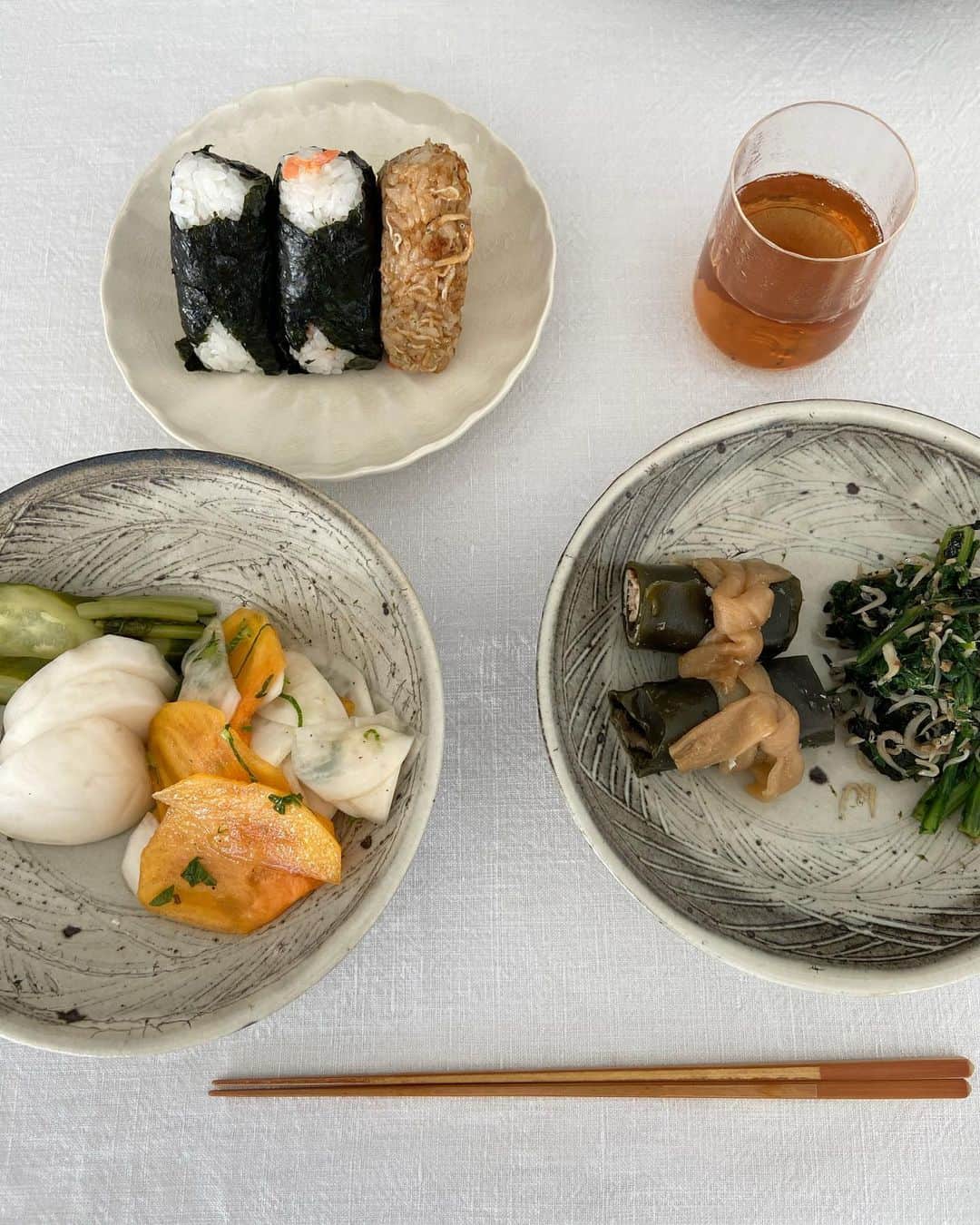 渡辺有子のインスタグラム：「お店番の三連休。昨日は母にスタッフ3人分のお昼ごはんを差し入れてもらうように頼む。（この歳になっても母に甘え☺️）母のおむすびが一等好き。豚肉を巻いた昆布巻き、かぶと柿のマリネ、春菊と海苔とおかかとジャコの和物、ぬか漬け。地味だけど馴染んだ味にホッとする。」